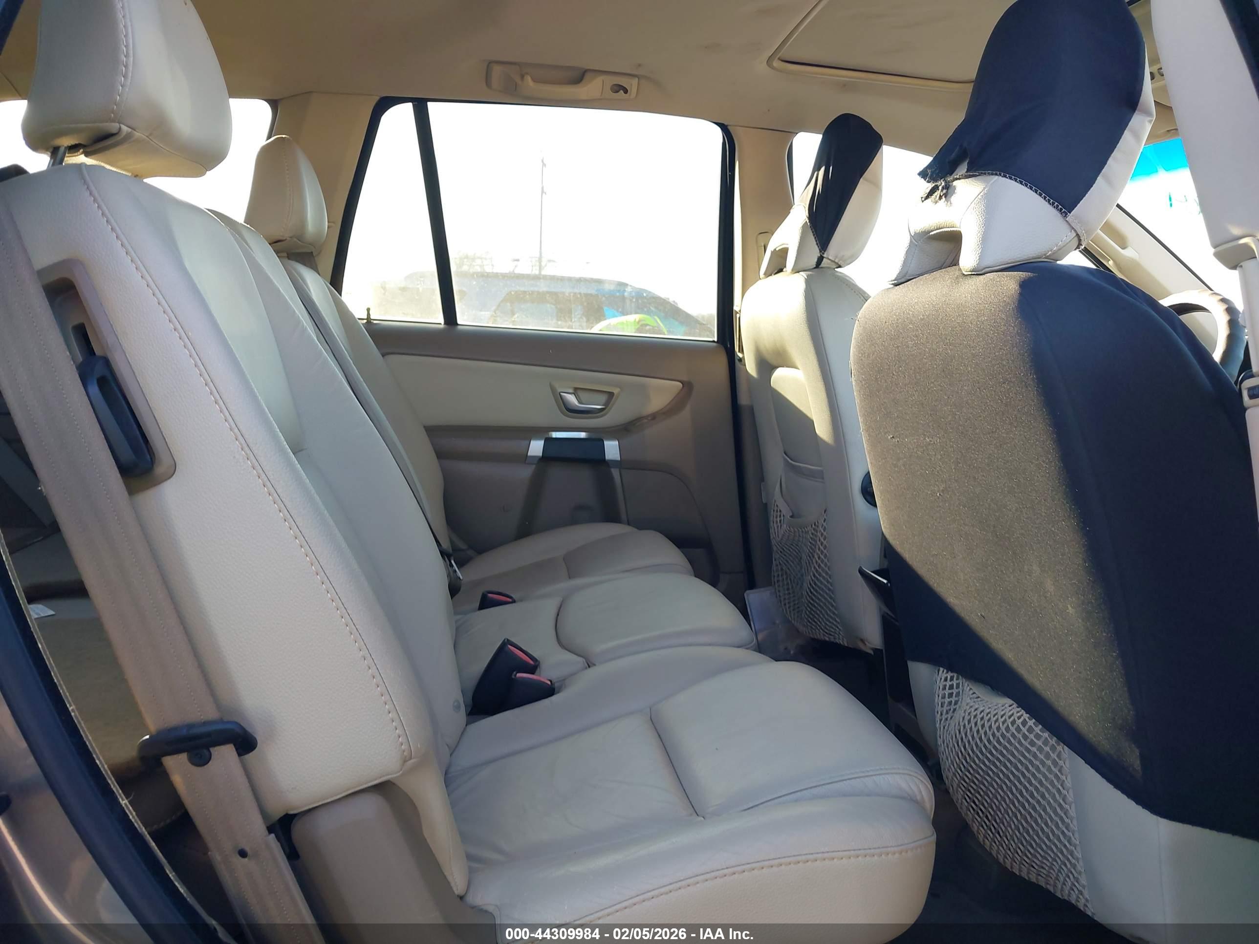 VOLVO XC90 image 8