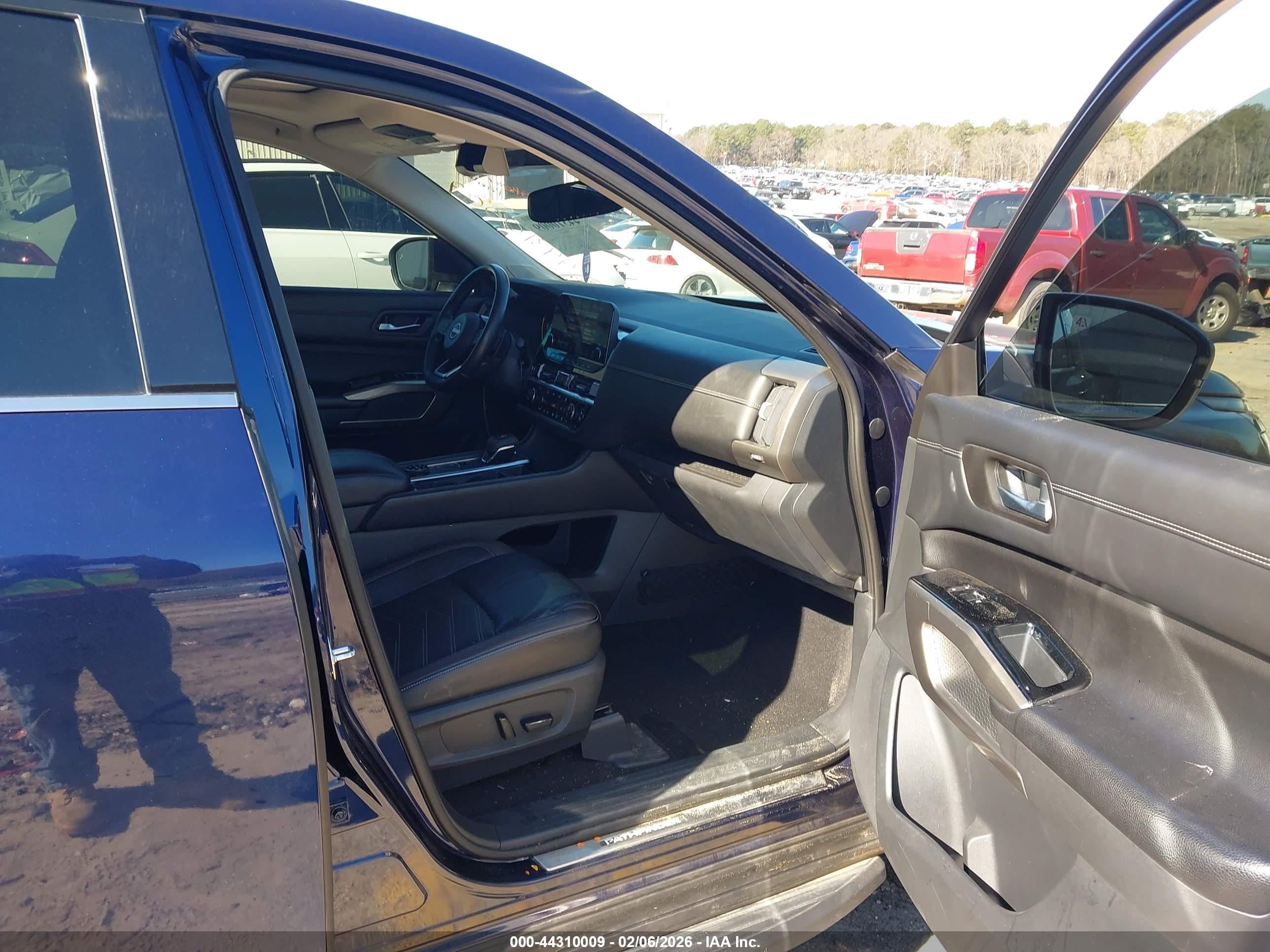NISSAN PATHFINDER image 5