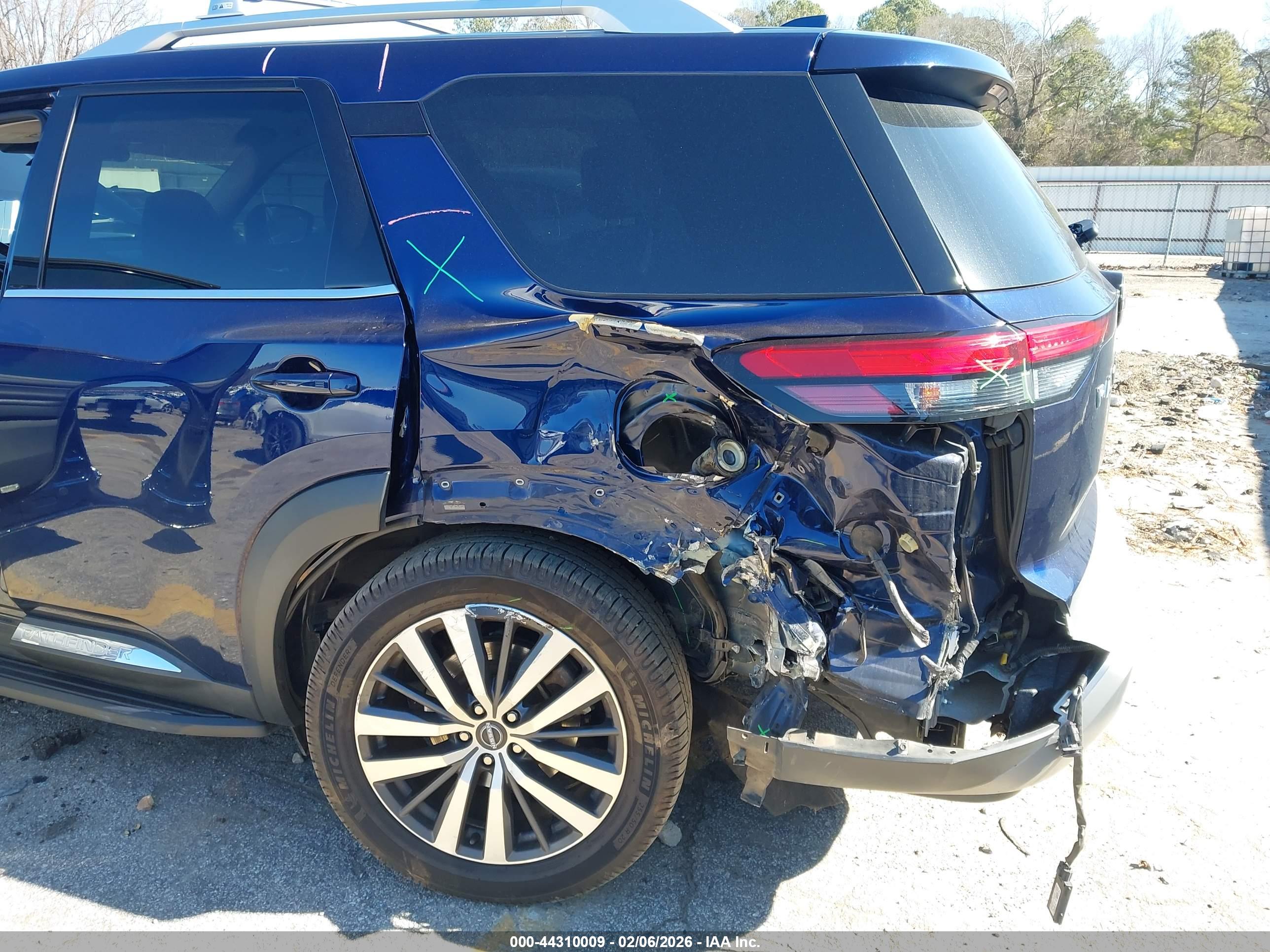 NISSAN PATHFINDER image 6