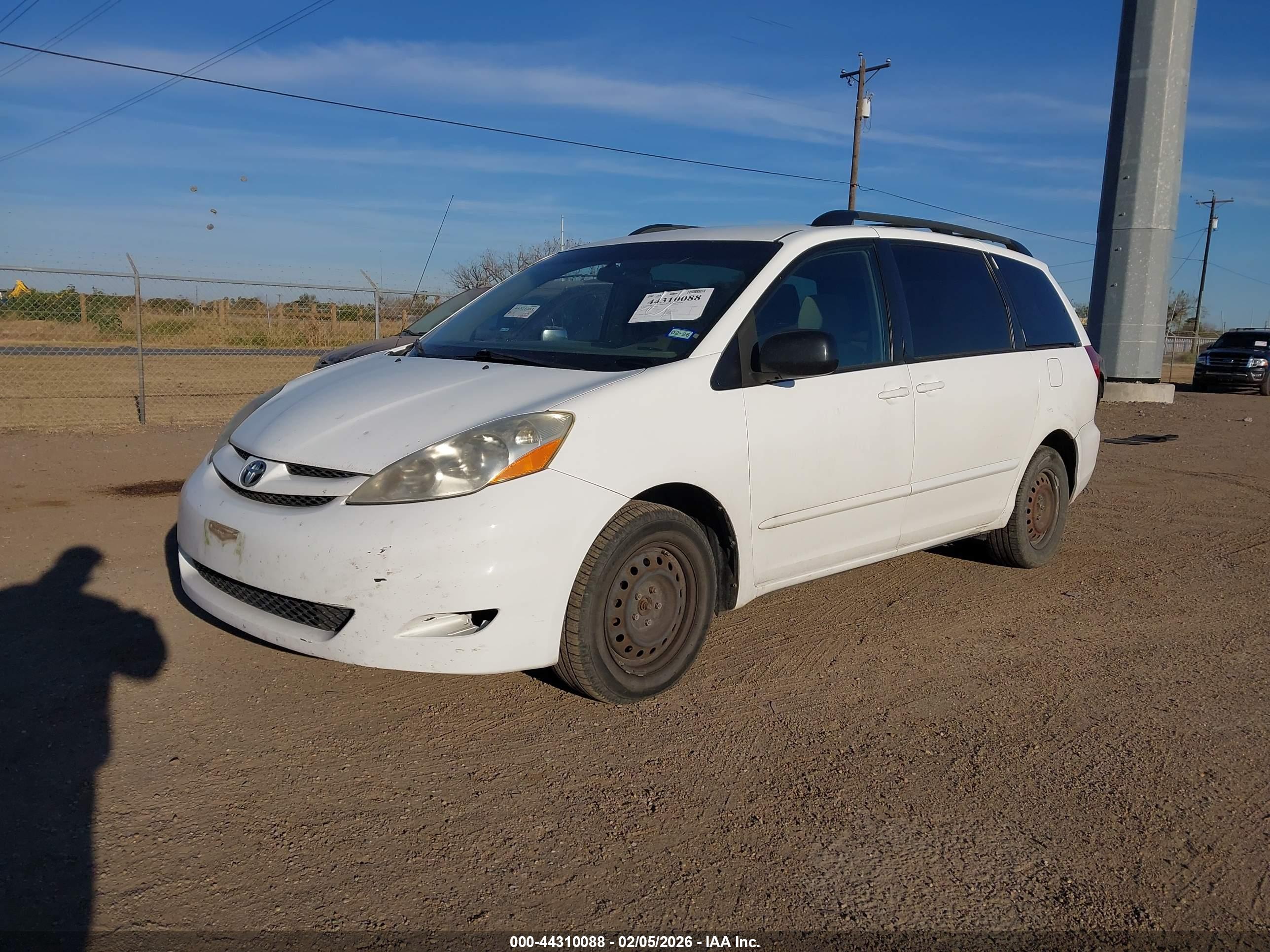 TOYOTA SIENNA image 2