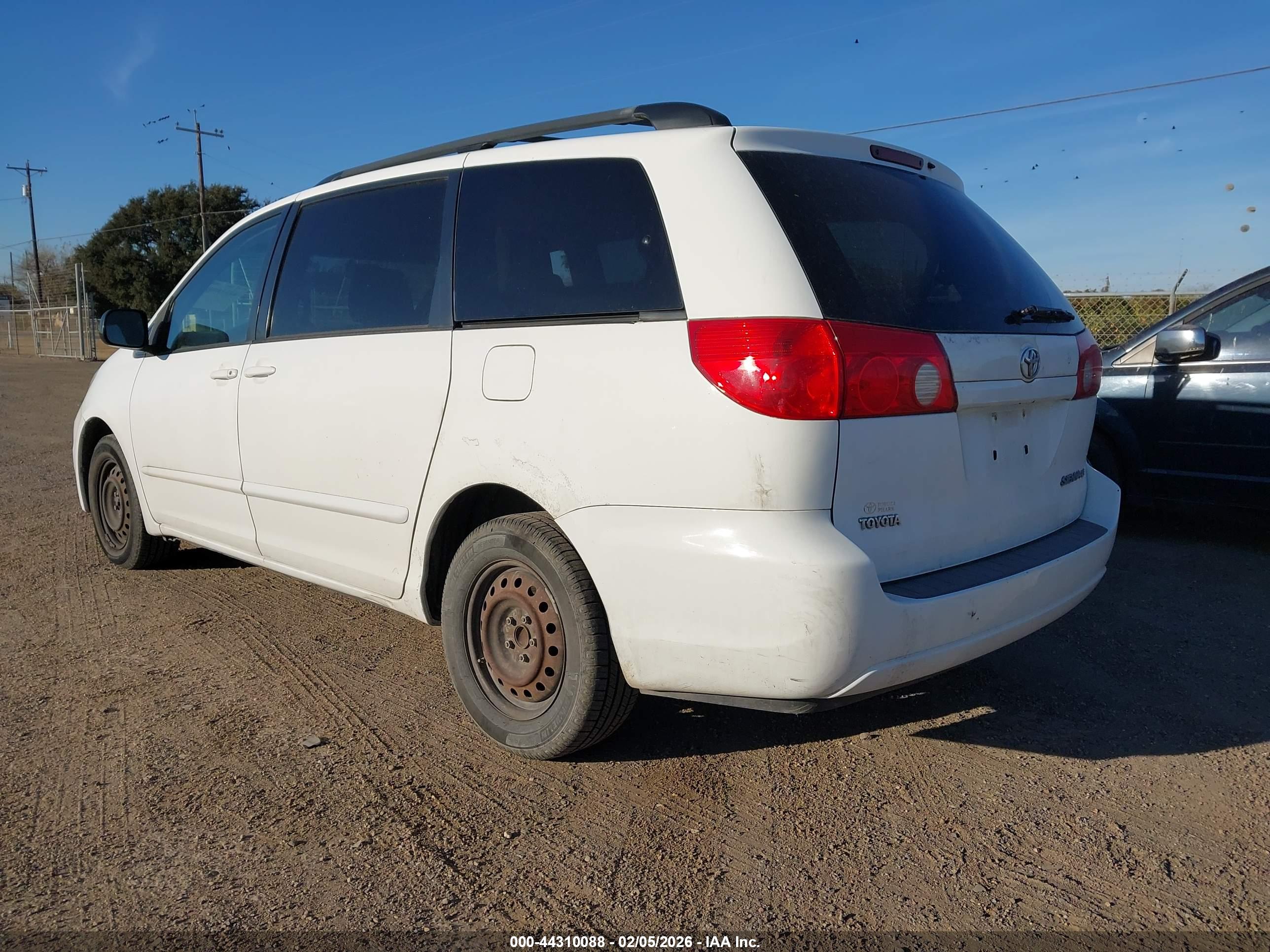 TOYOTA SIENNA image 3