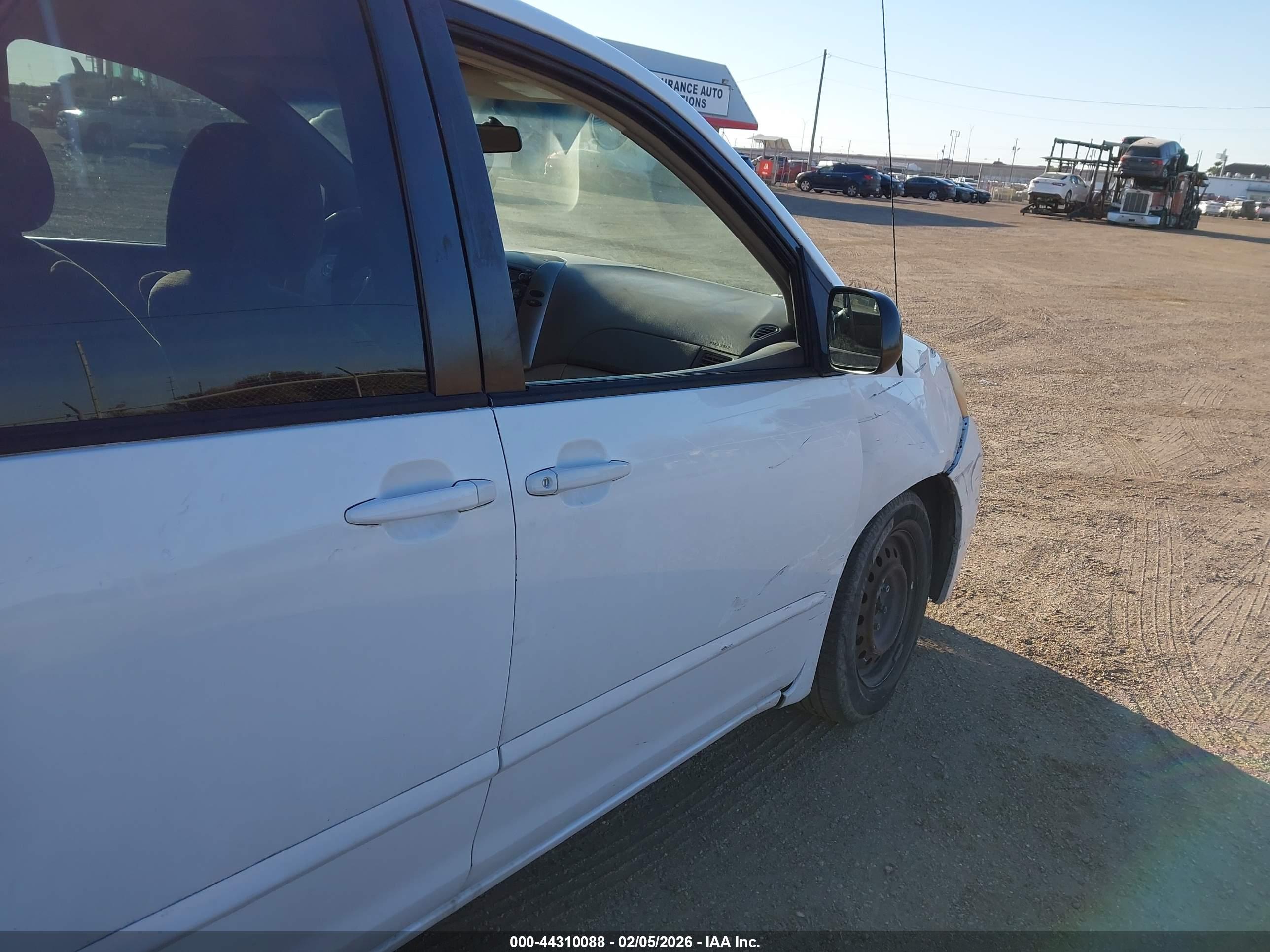 TOYOTA SIENNA image 6