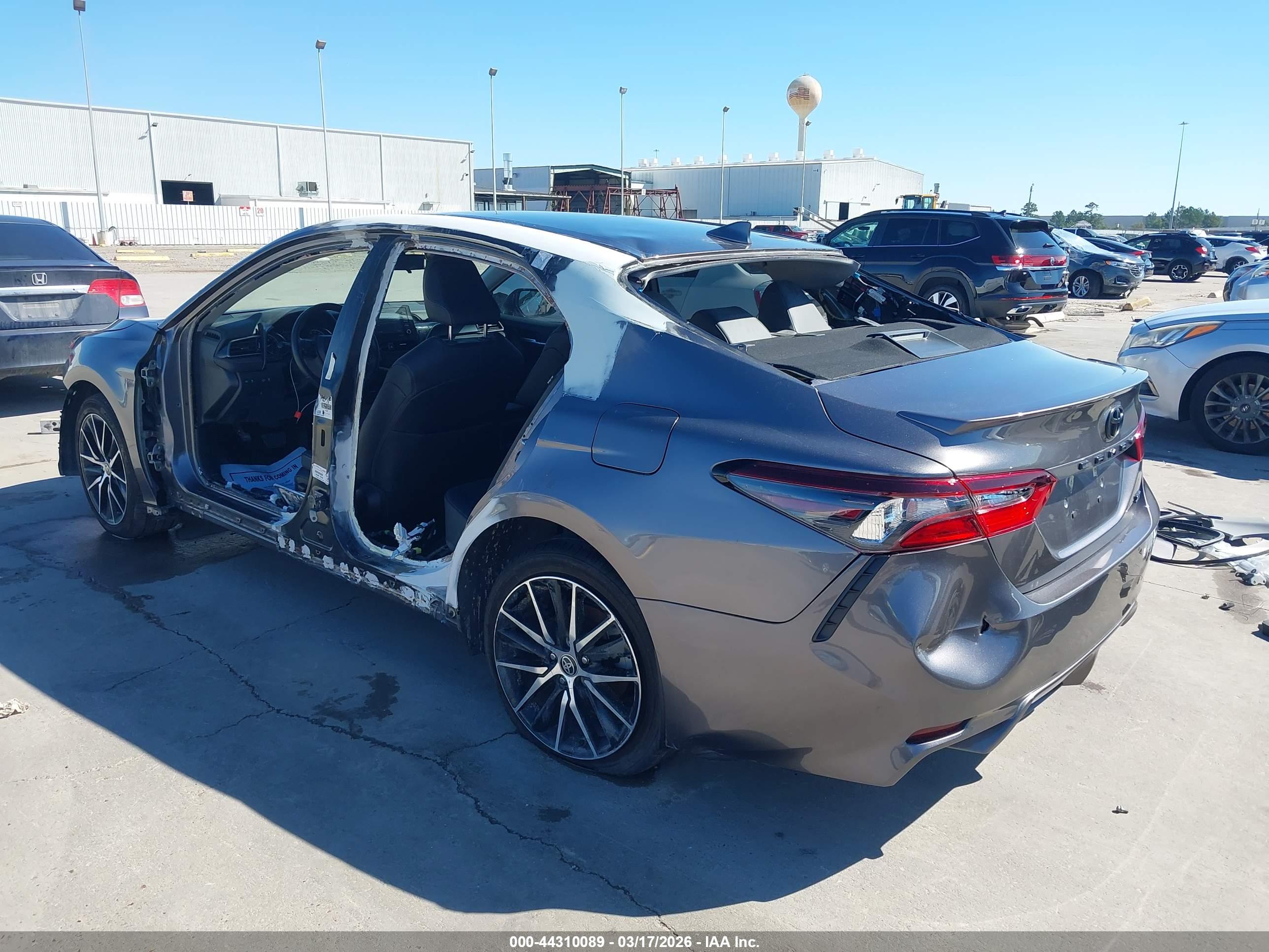 TOYOTA CAMRY image 3