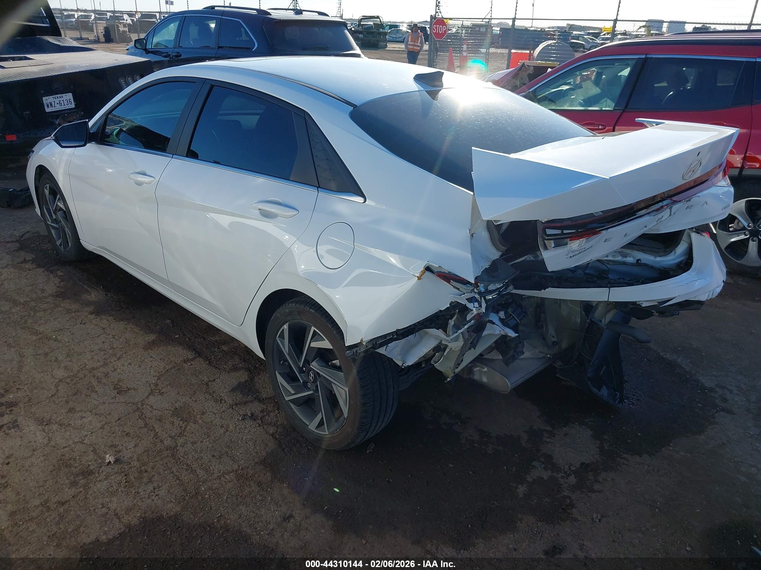 HYUNDAI ELANTRA image 3