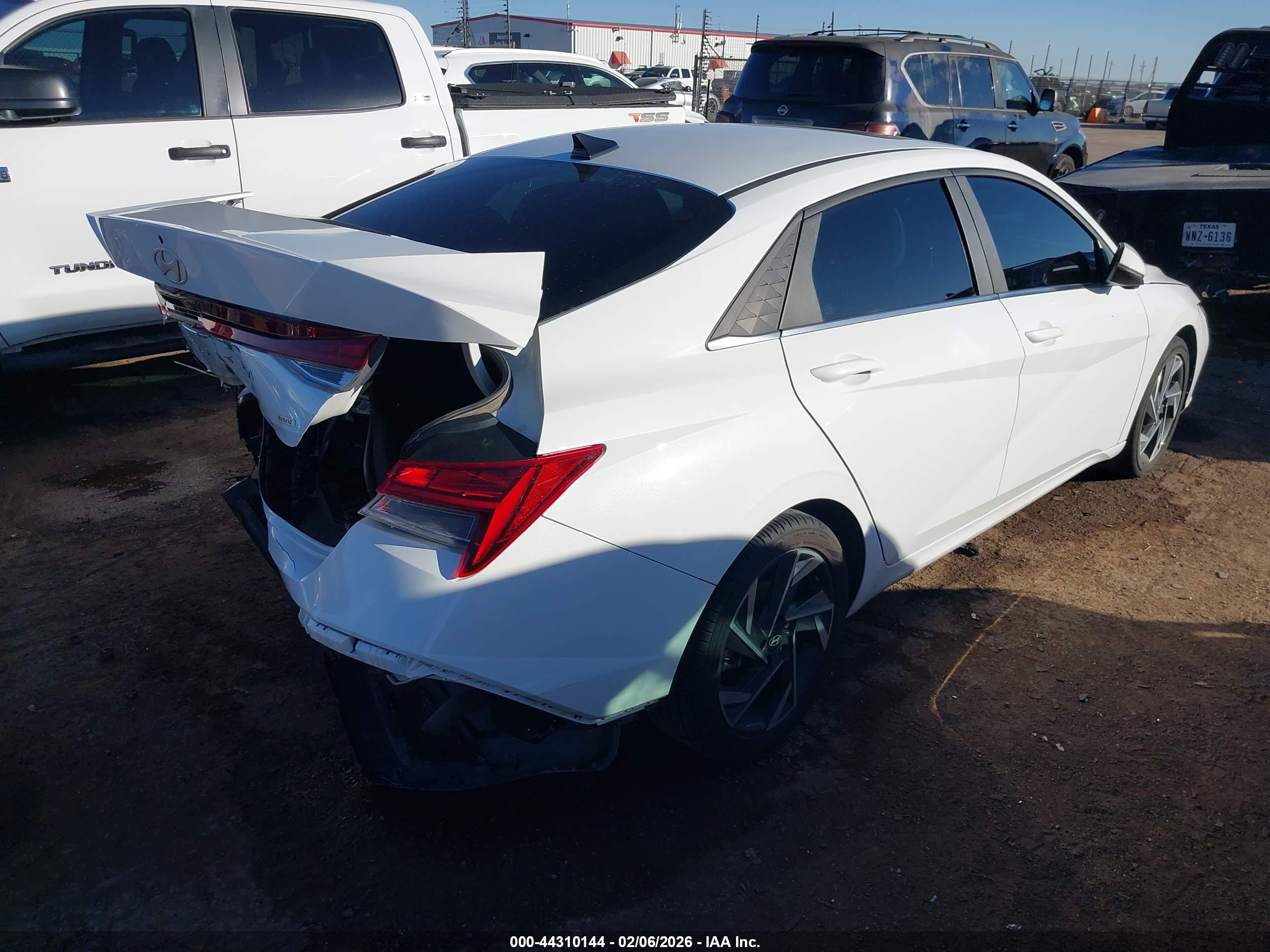 HYUNDAI ELANTRA image 4