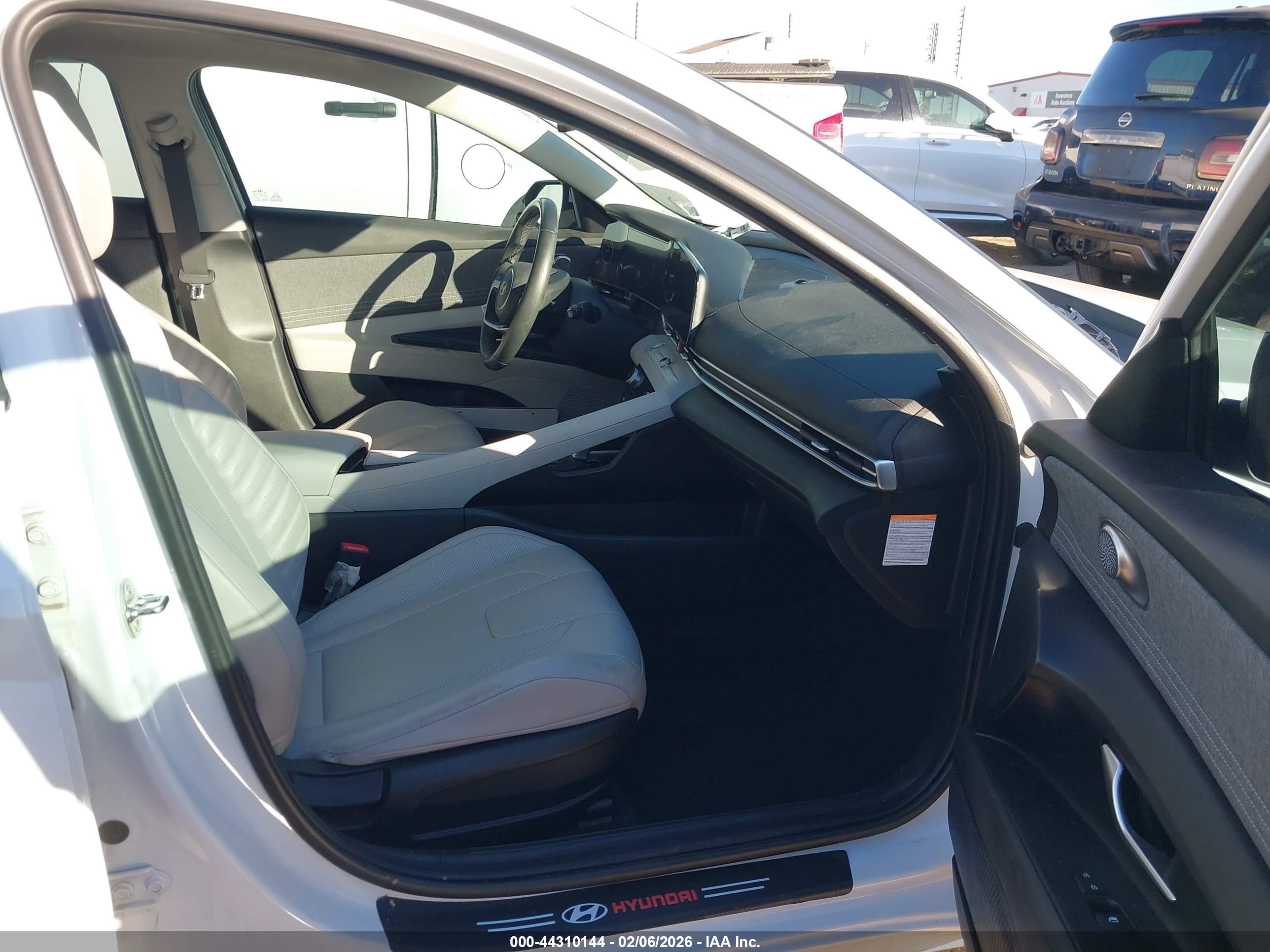HYUNDAI ELANTRA image 5