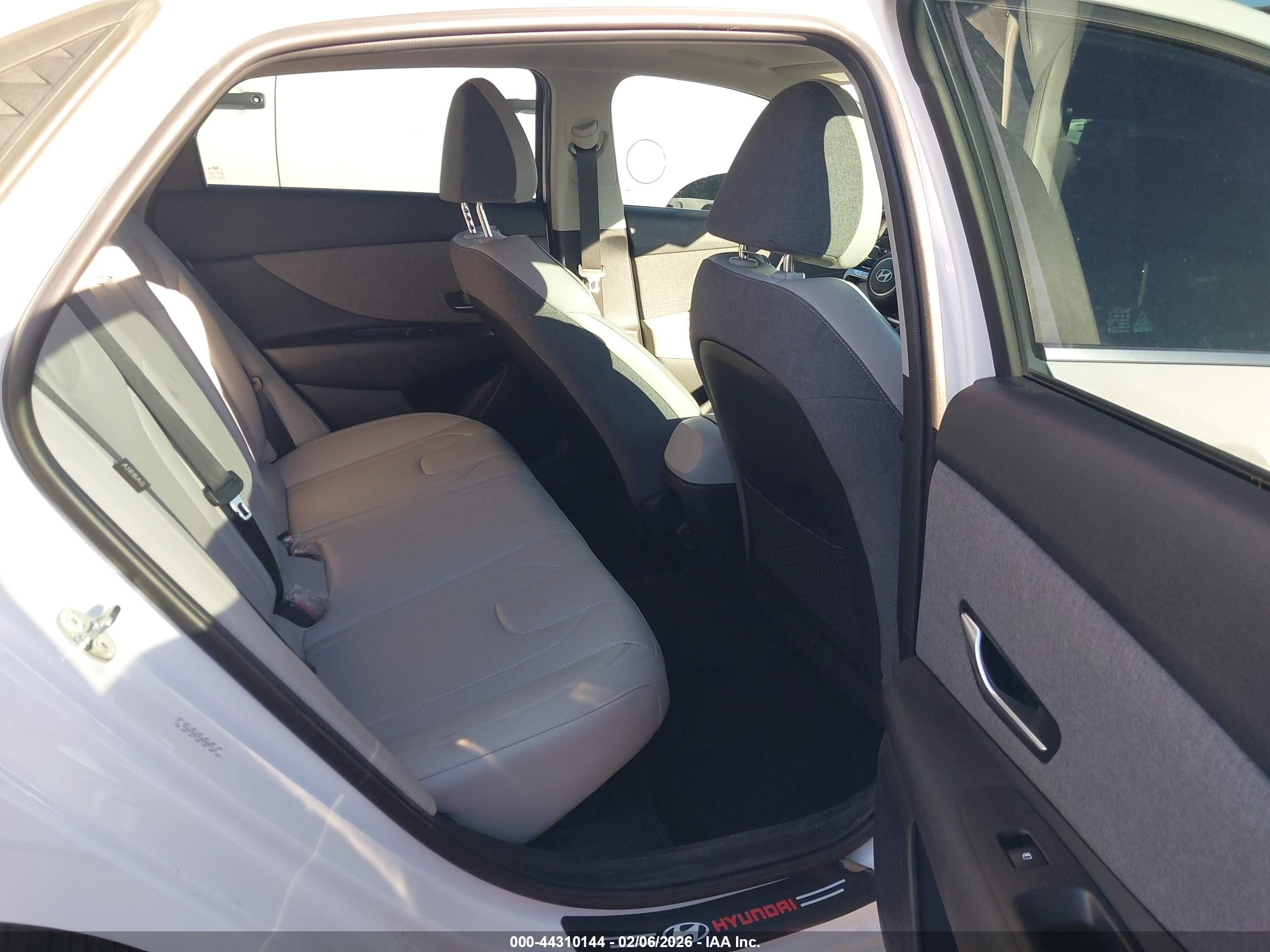 HYUNDAI ELANTRA image 8