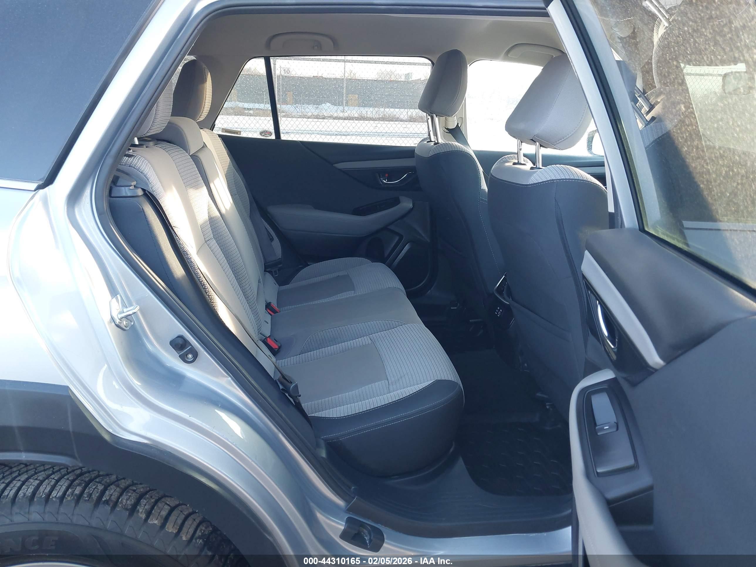 SUBARU OUTBACK image 8