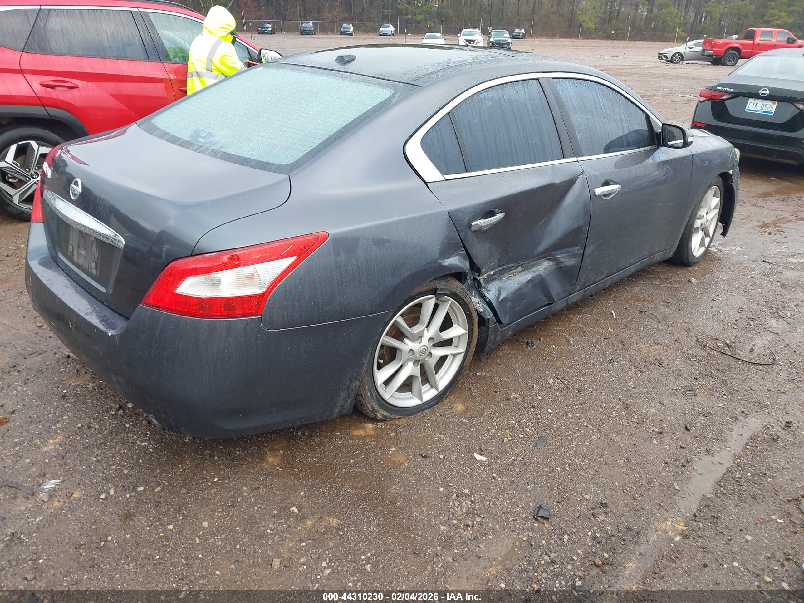 NISSAN MAXIMA image 4