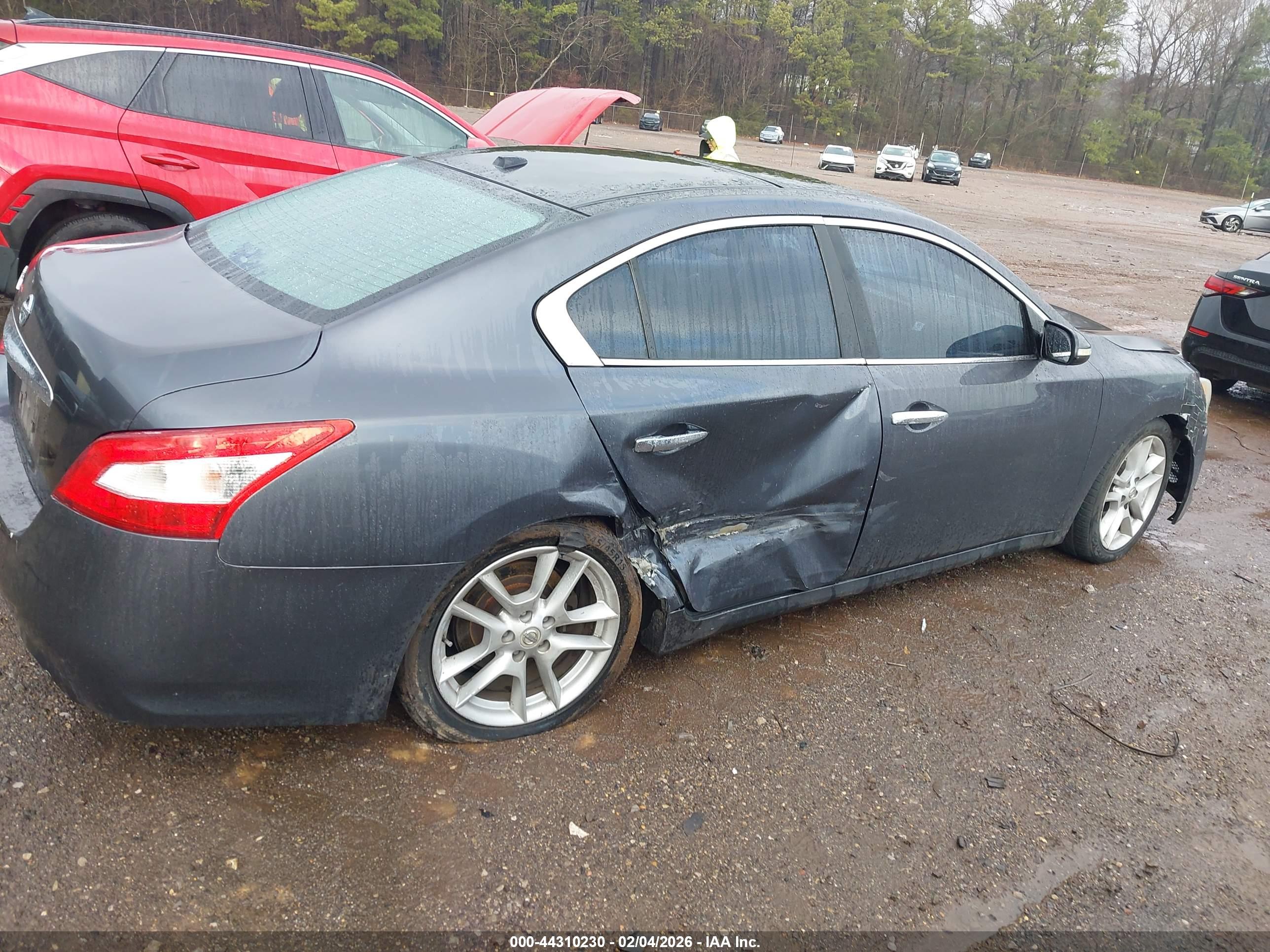 NISSAN MAXIMA image 6