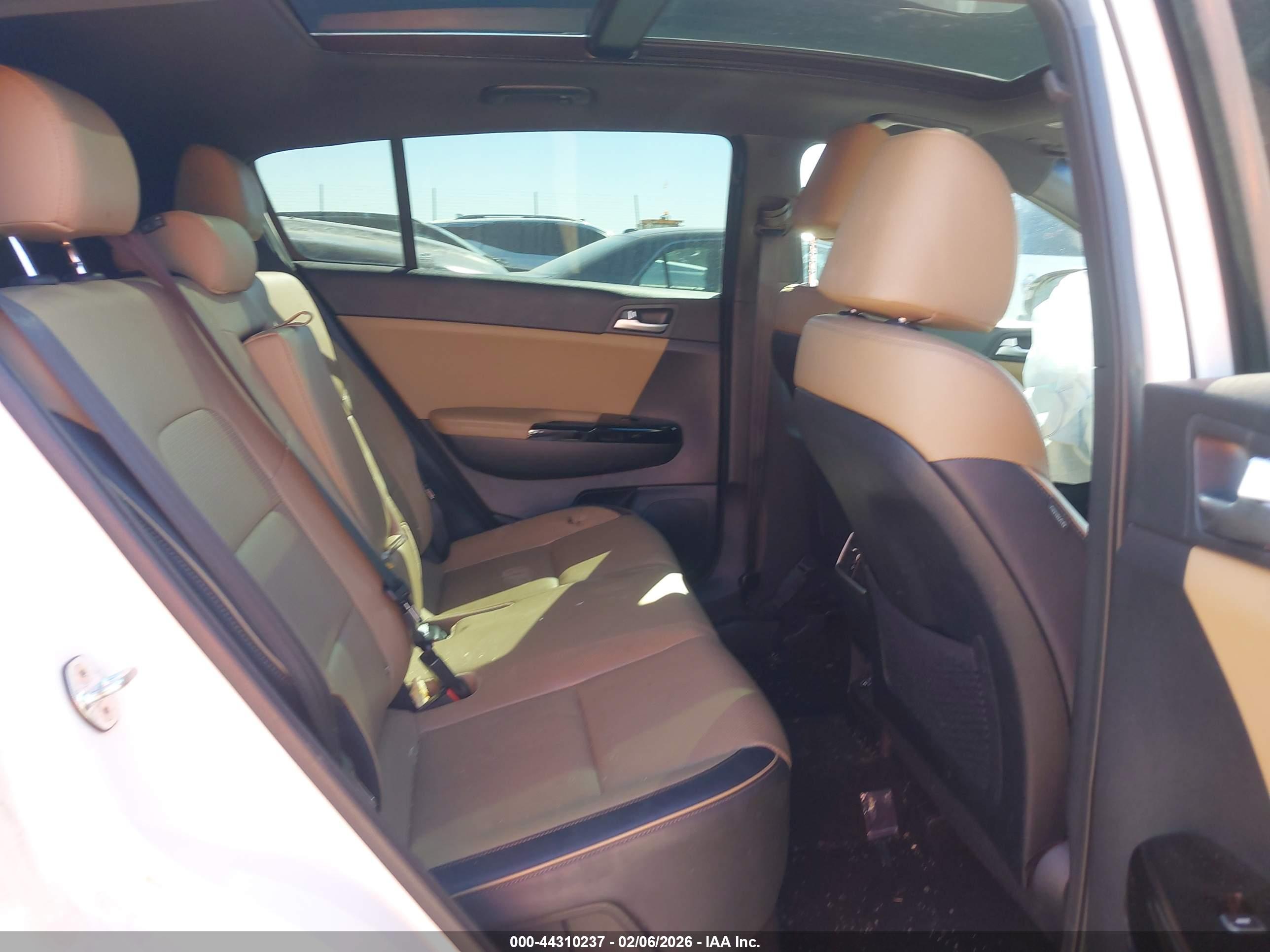 KIA SPORTAGE image 8