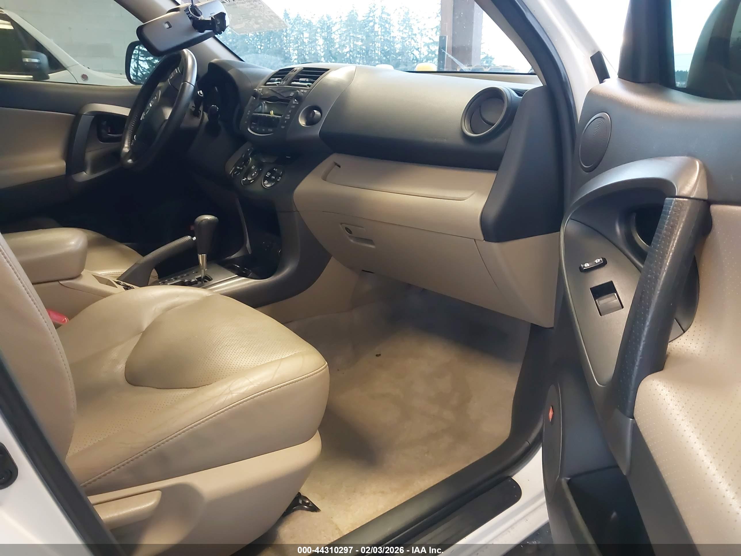 TOYOTA RAV4 image 5