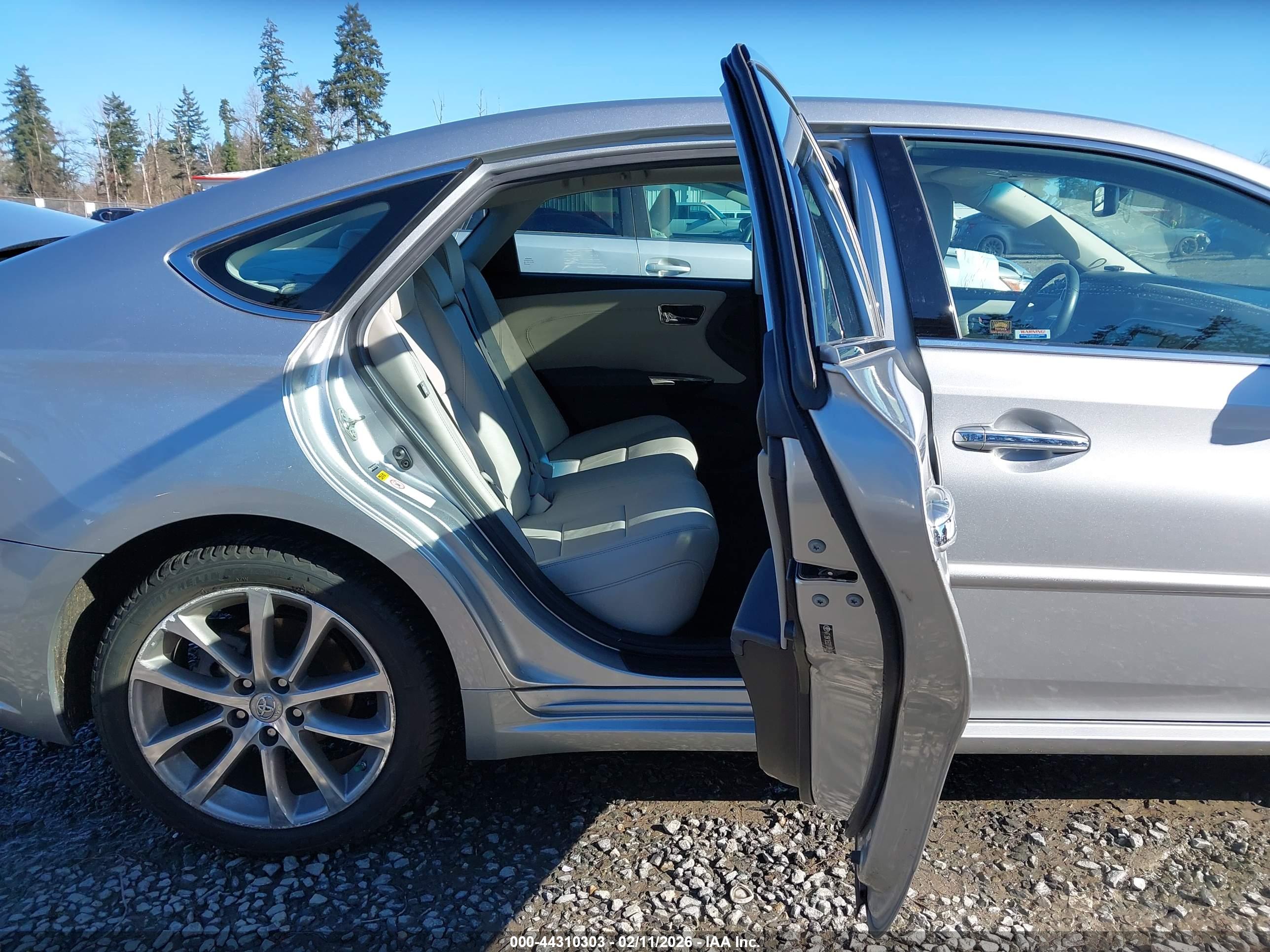 TOYOTA AVALON image 8