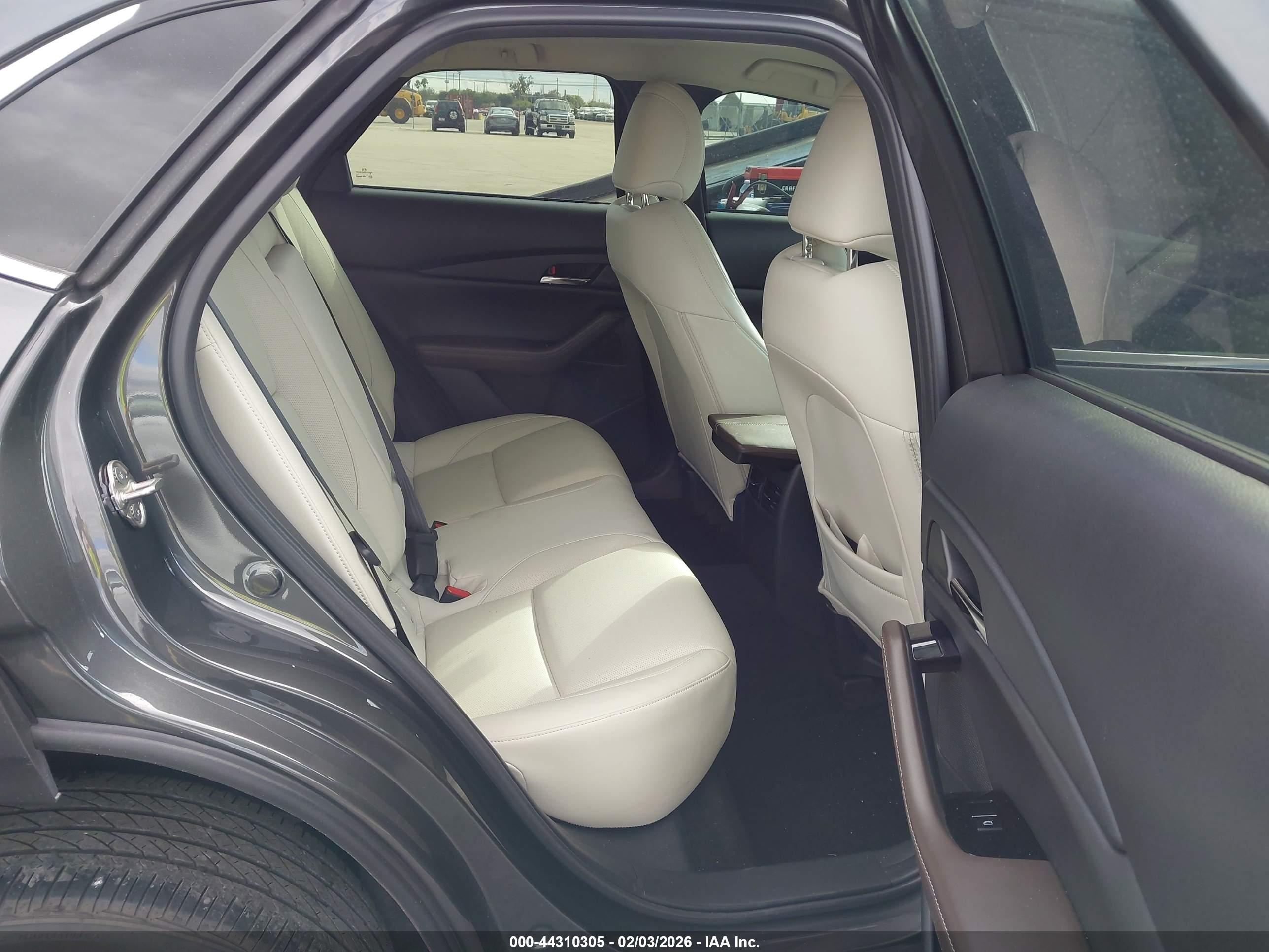 MAZDA CX-30 image 8
