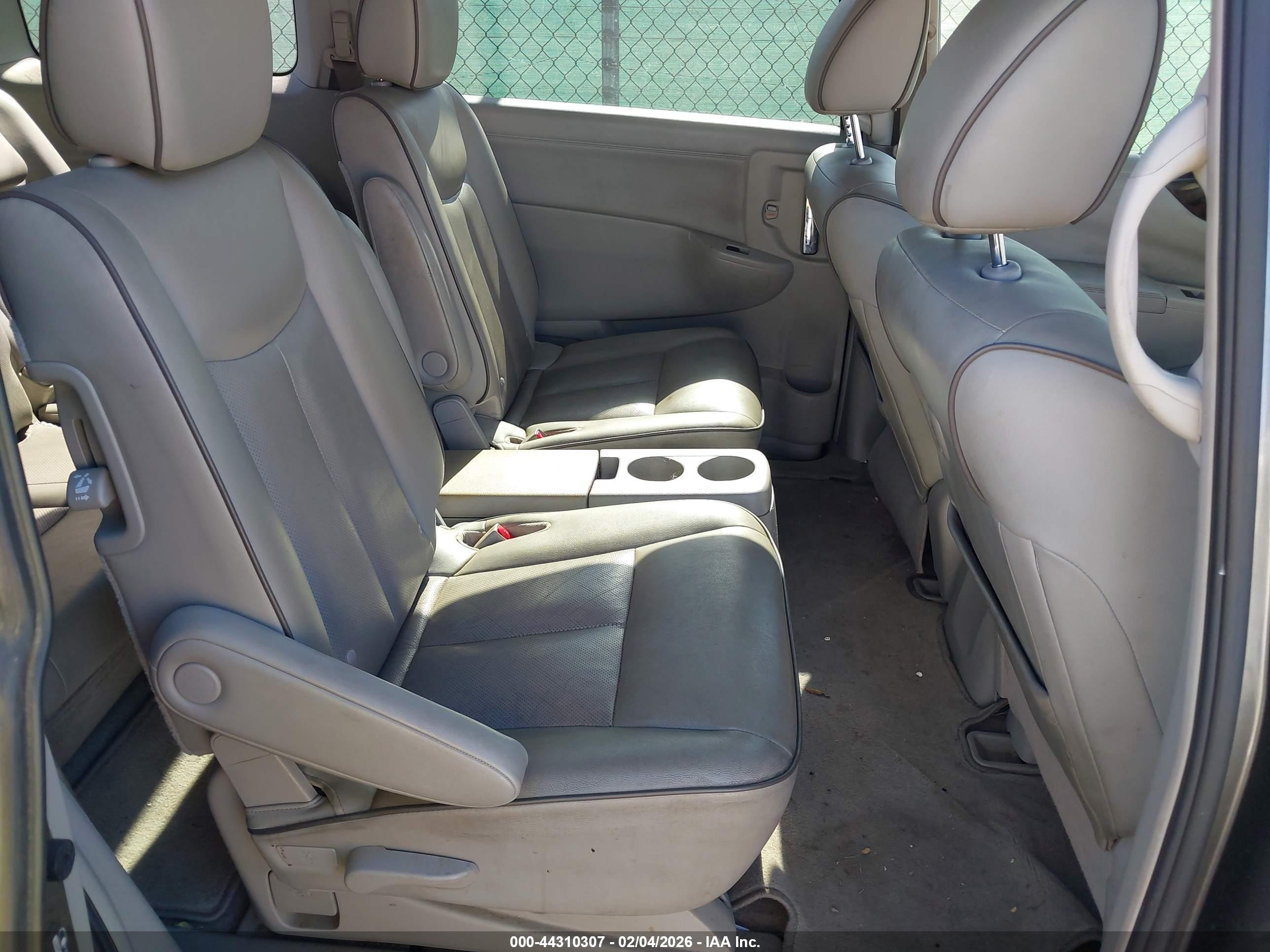 NISSAN QUEST image 8