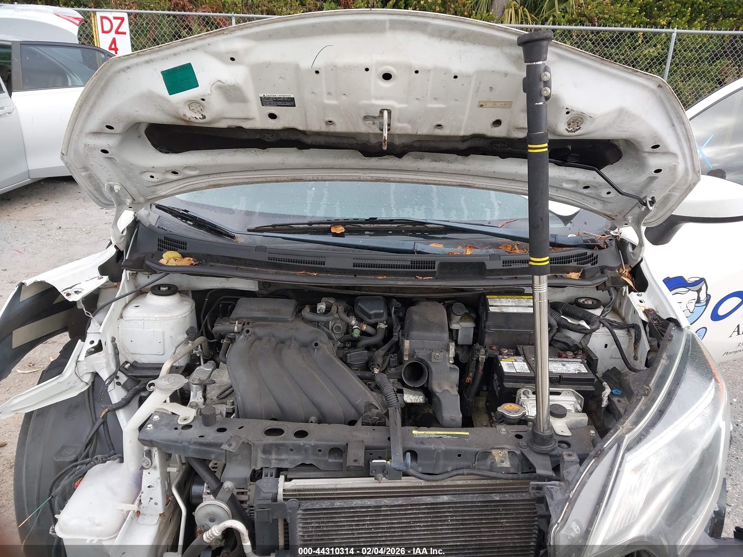 NISSAN VERSA image 10