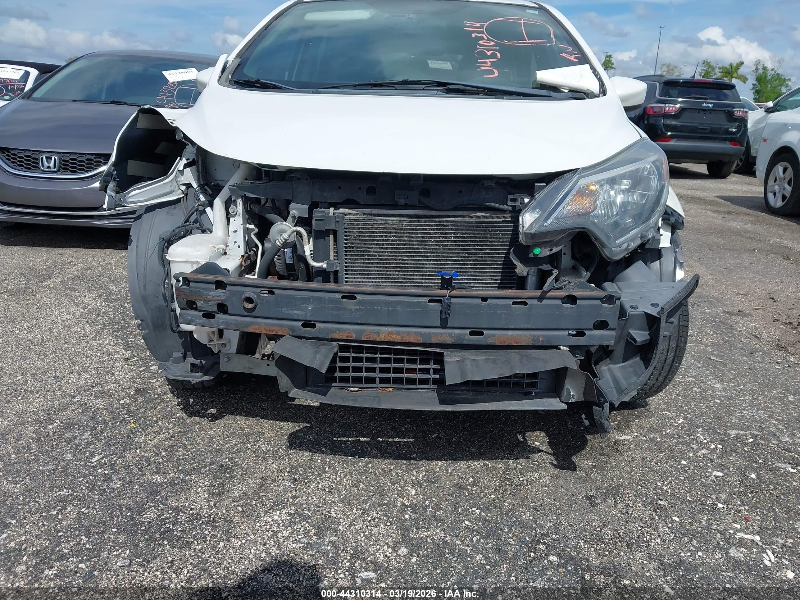 NISSAN VERSA image 6