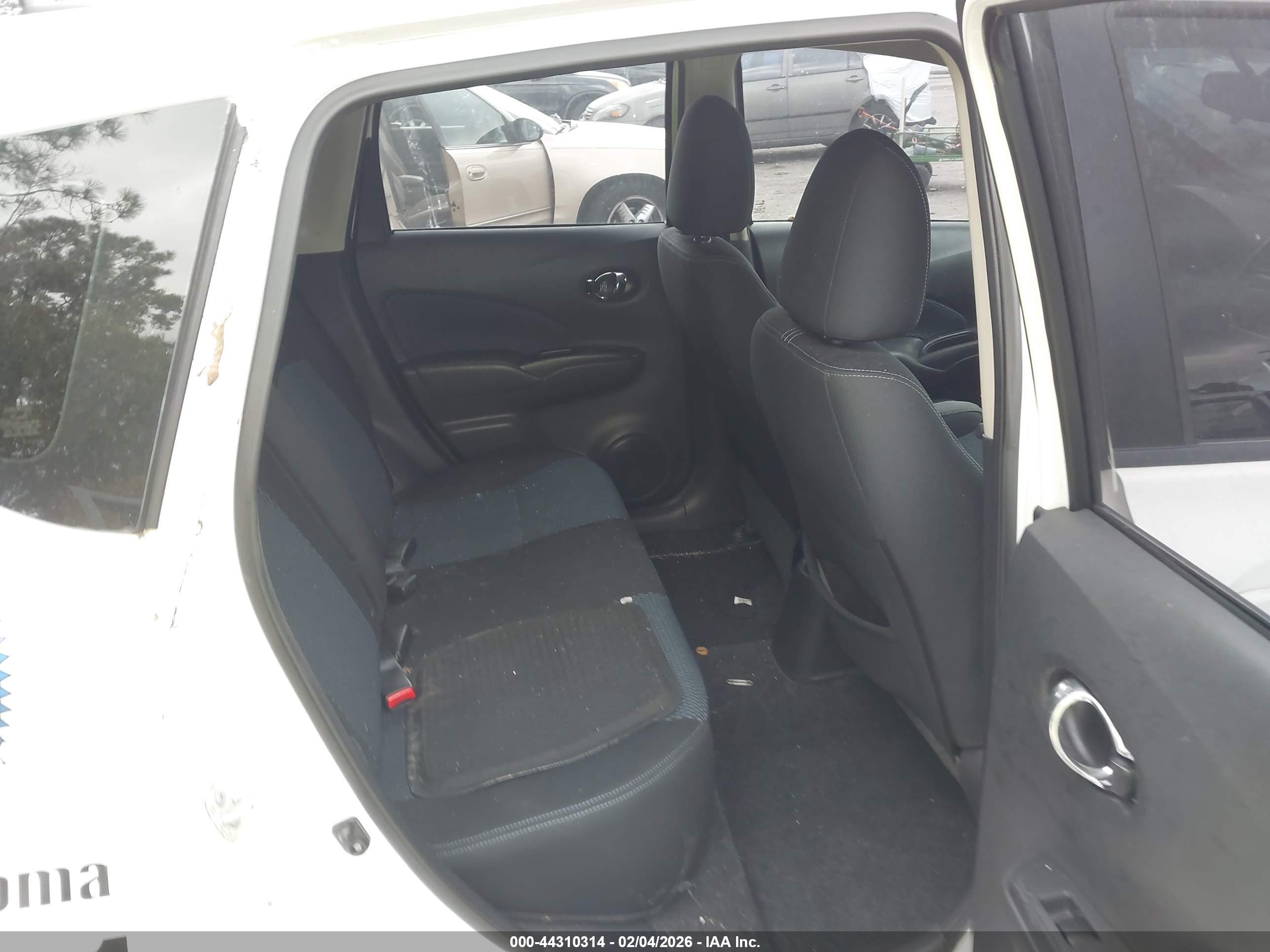 NISSAN VERSA image 8
