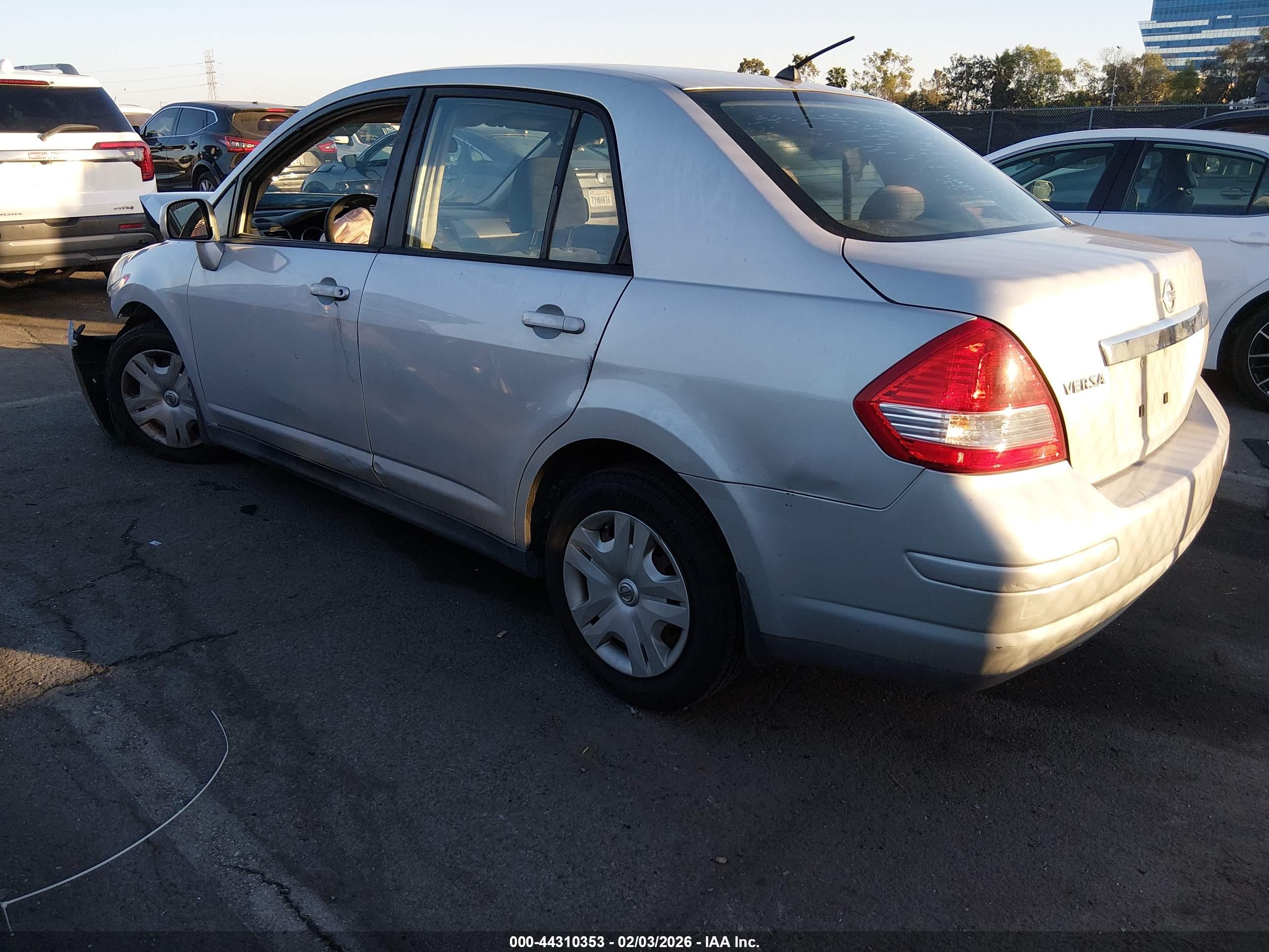 NISSAN VERSA image 3