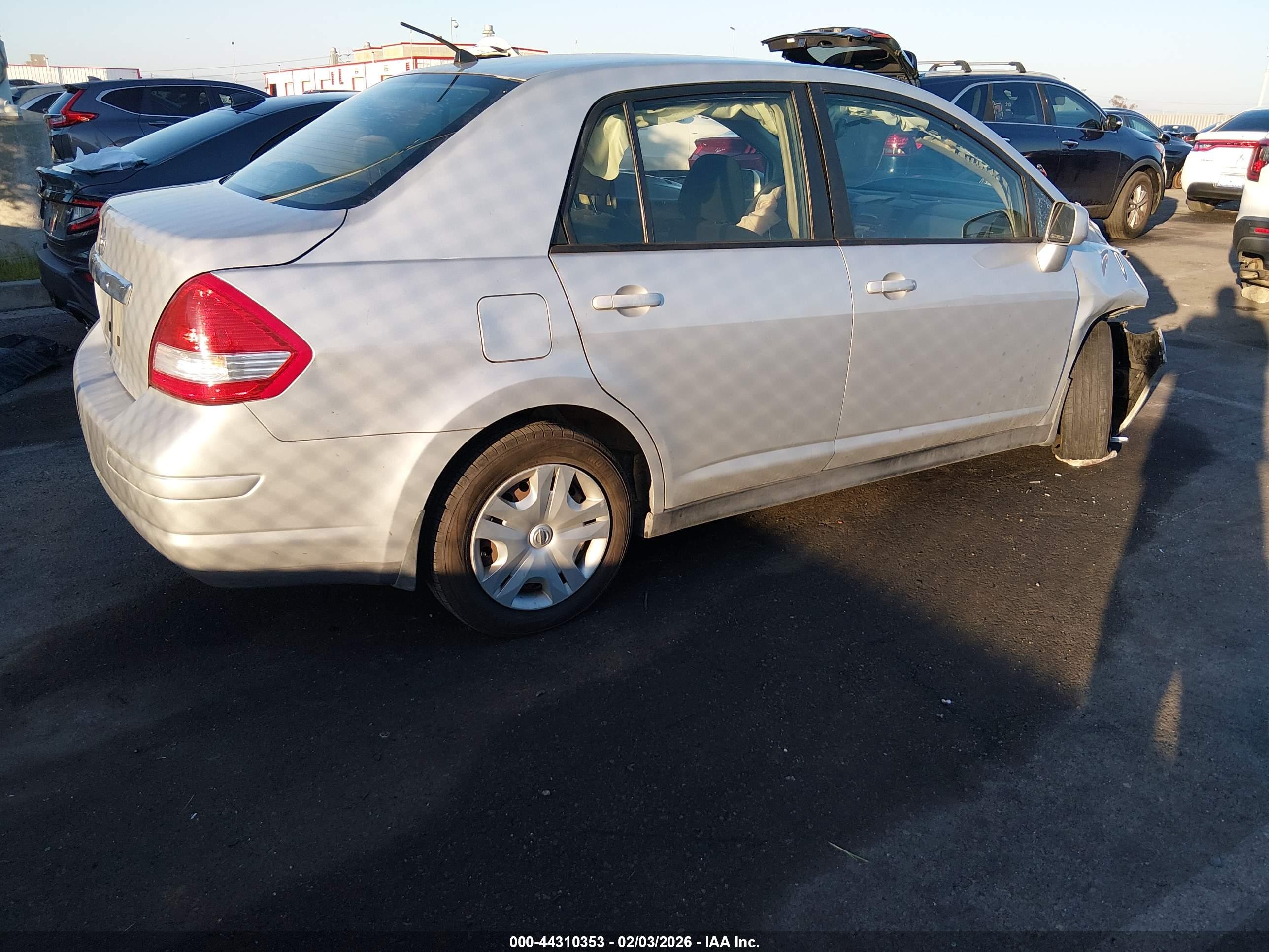 NISSAN VERSA image 4