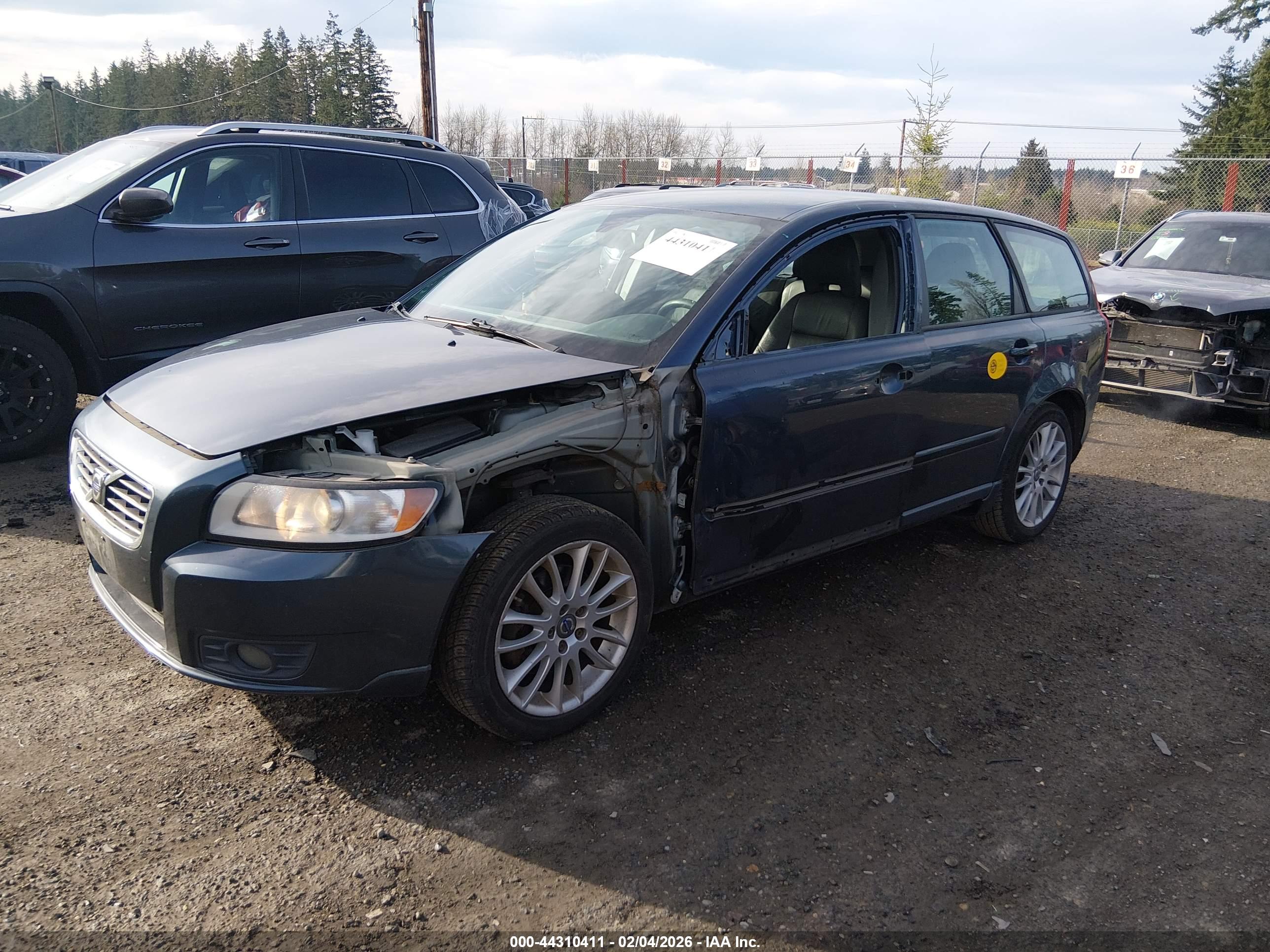 VOLVO V50 image 2