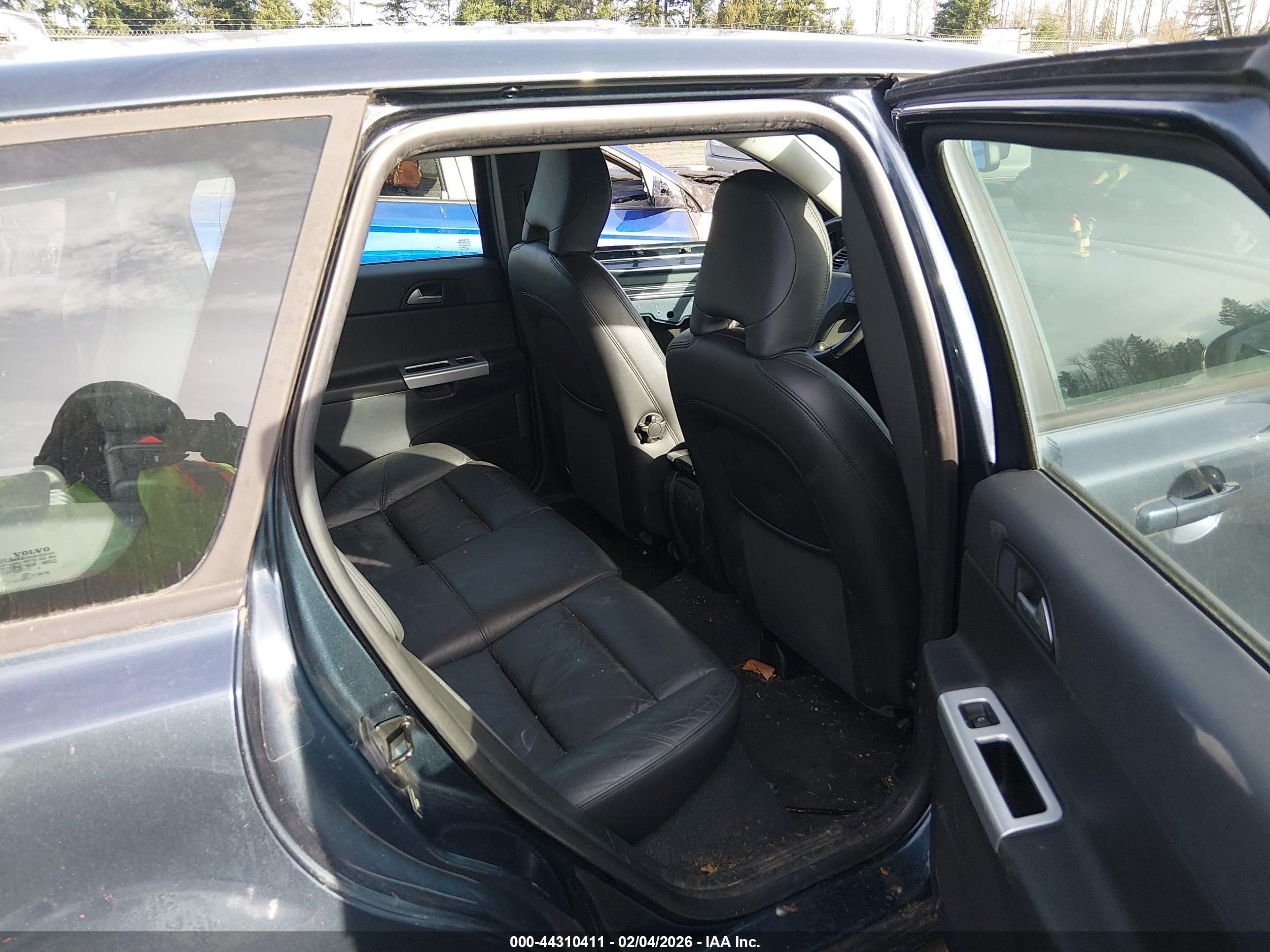 VOLVO V50 image 8