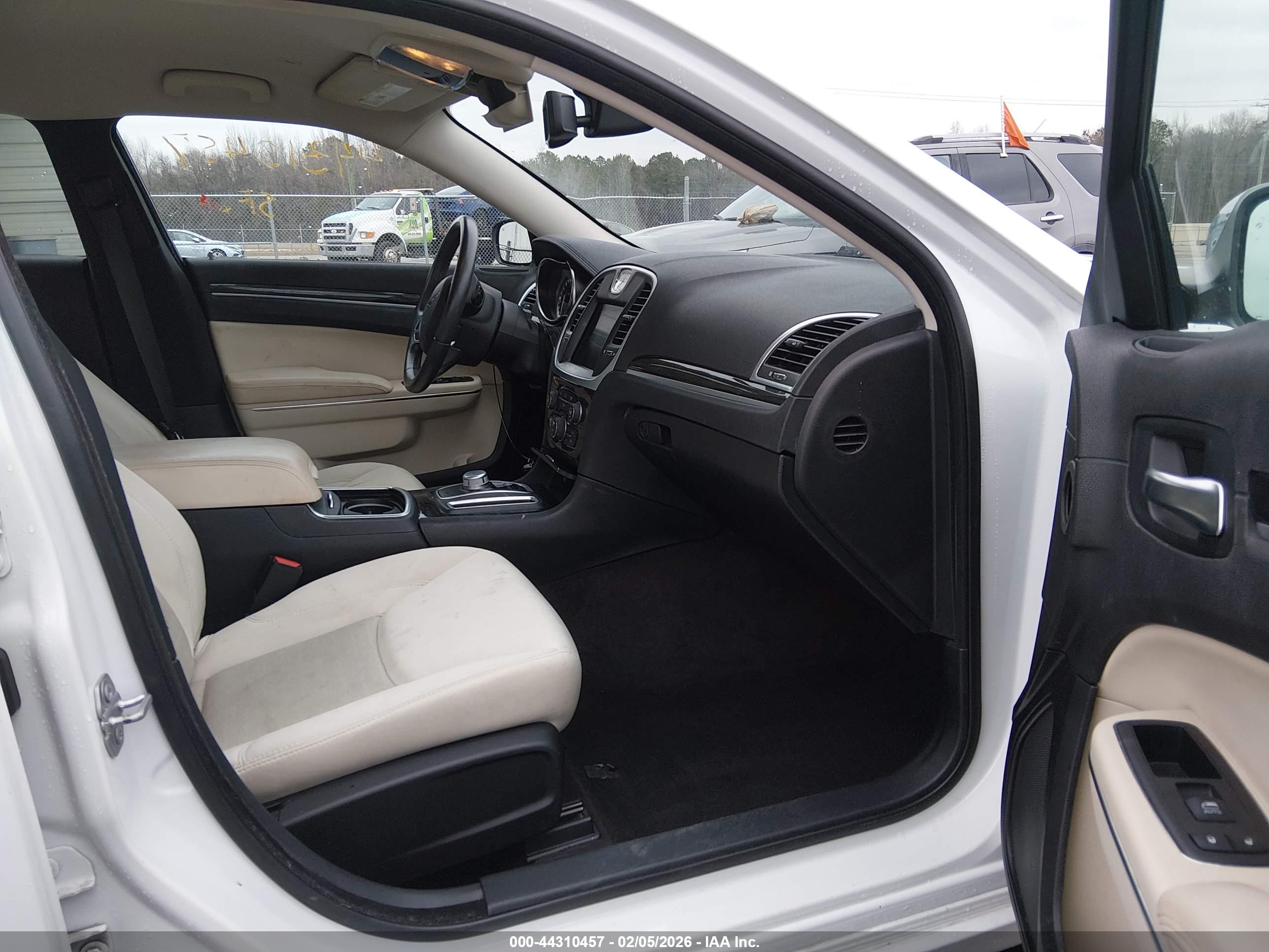 CHRYSLER 300 image 5