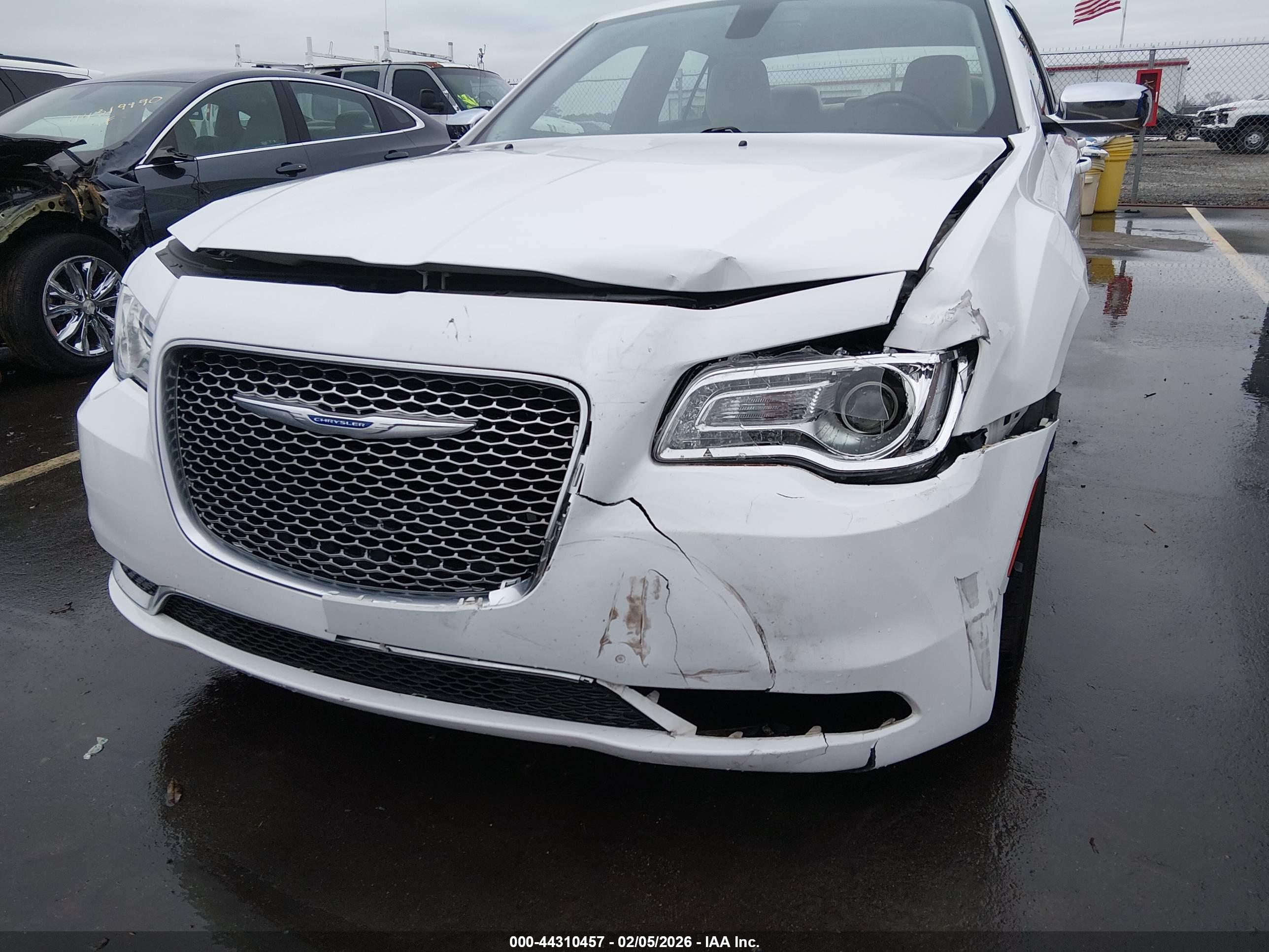 CHRYSLER 300 image 6