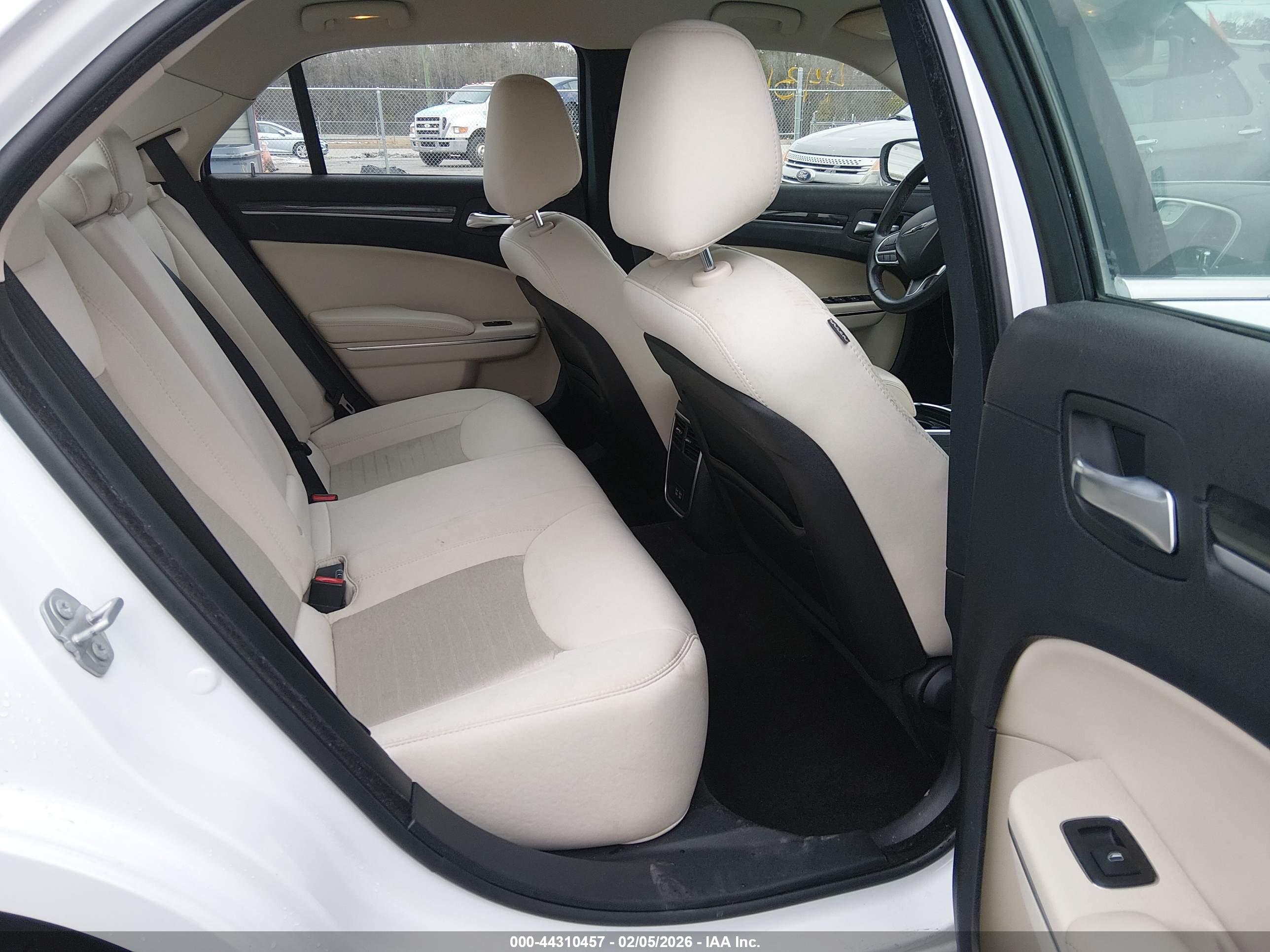 CHRYSLER 300 image 8