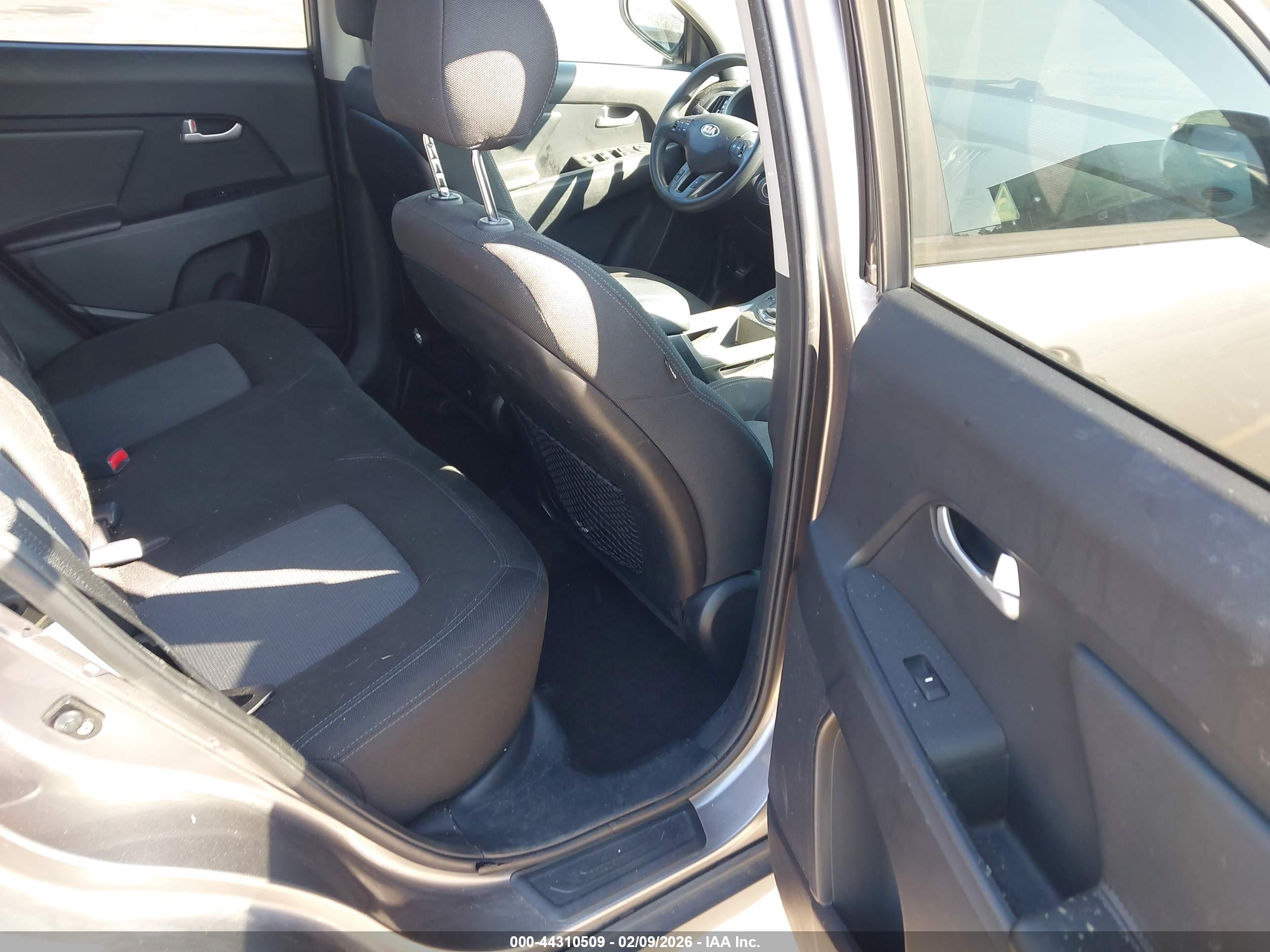 KIA SPORTAGE image 8