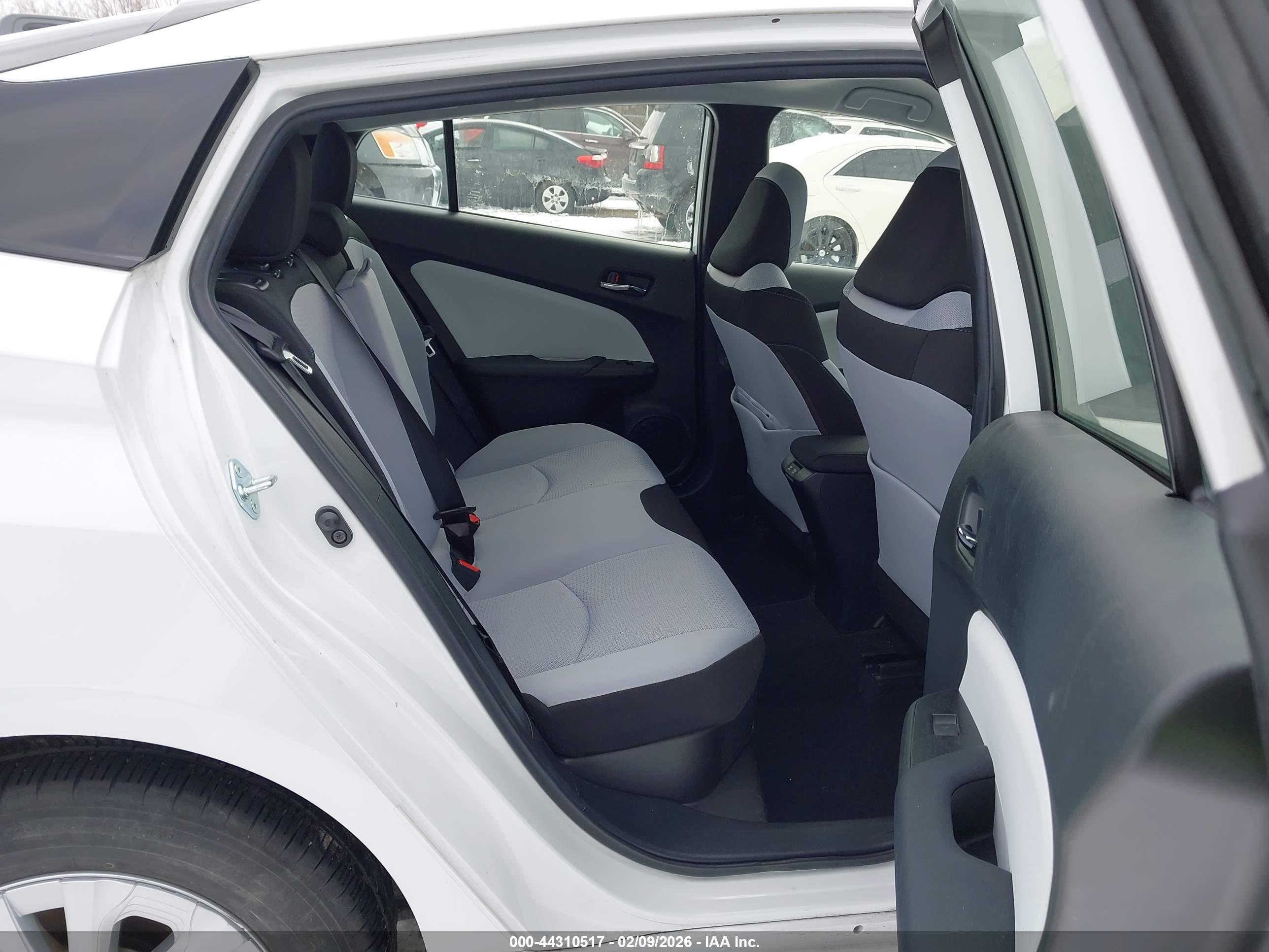 TOYOTA PRIUS image 8