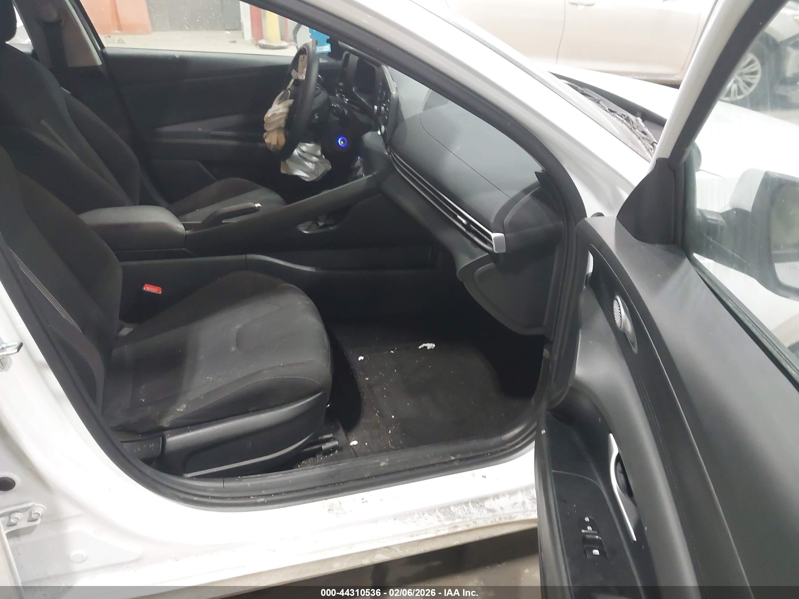 HYUNDAI ELANTRA image 5