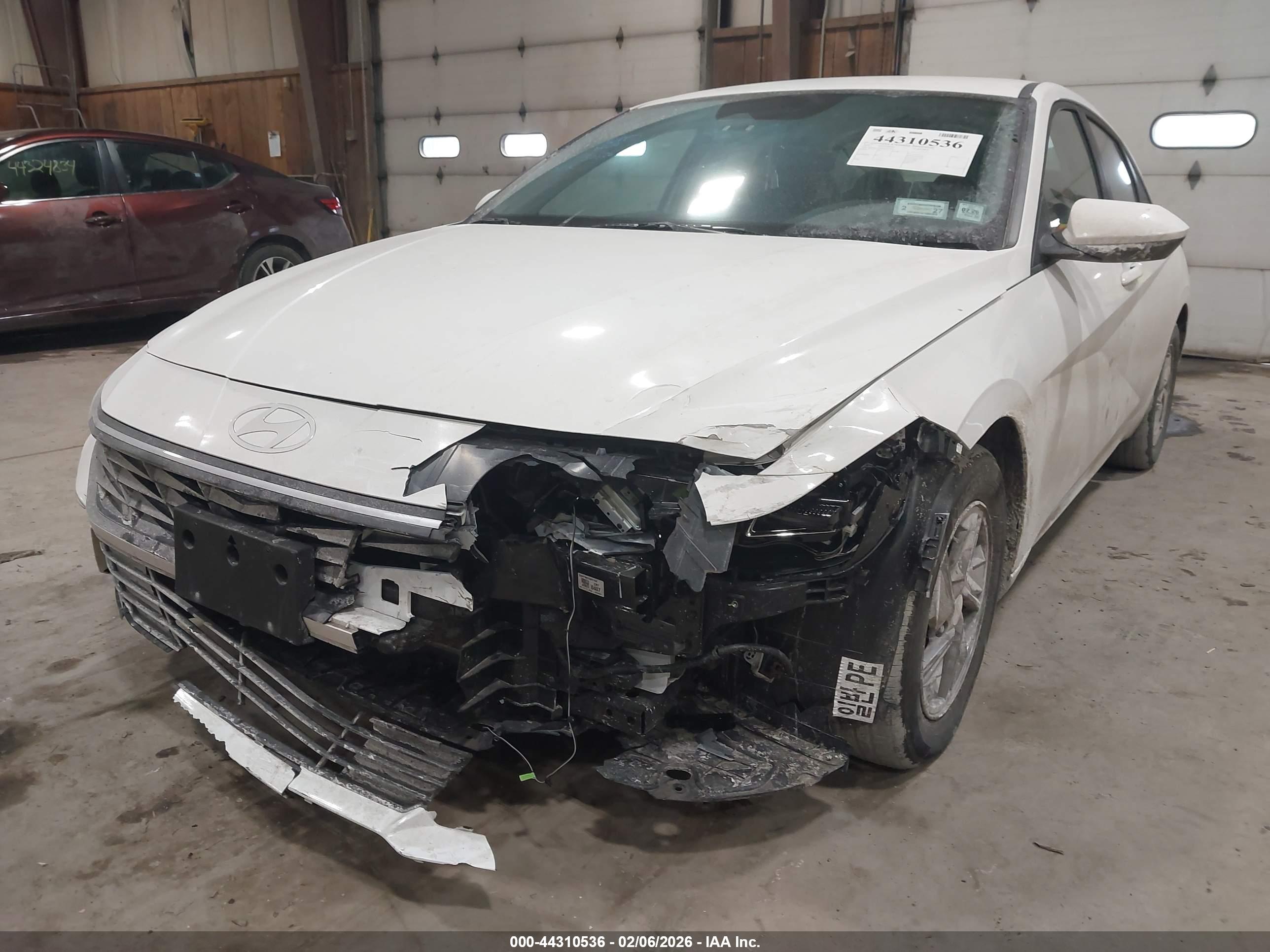 HYUNDAI ELANTRA image 6