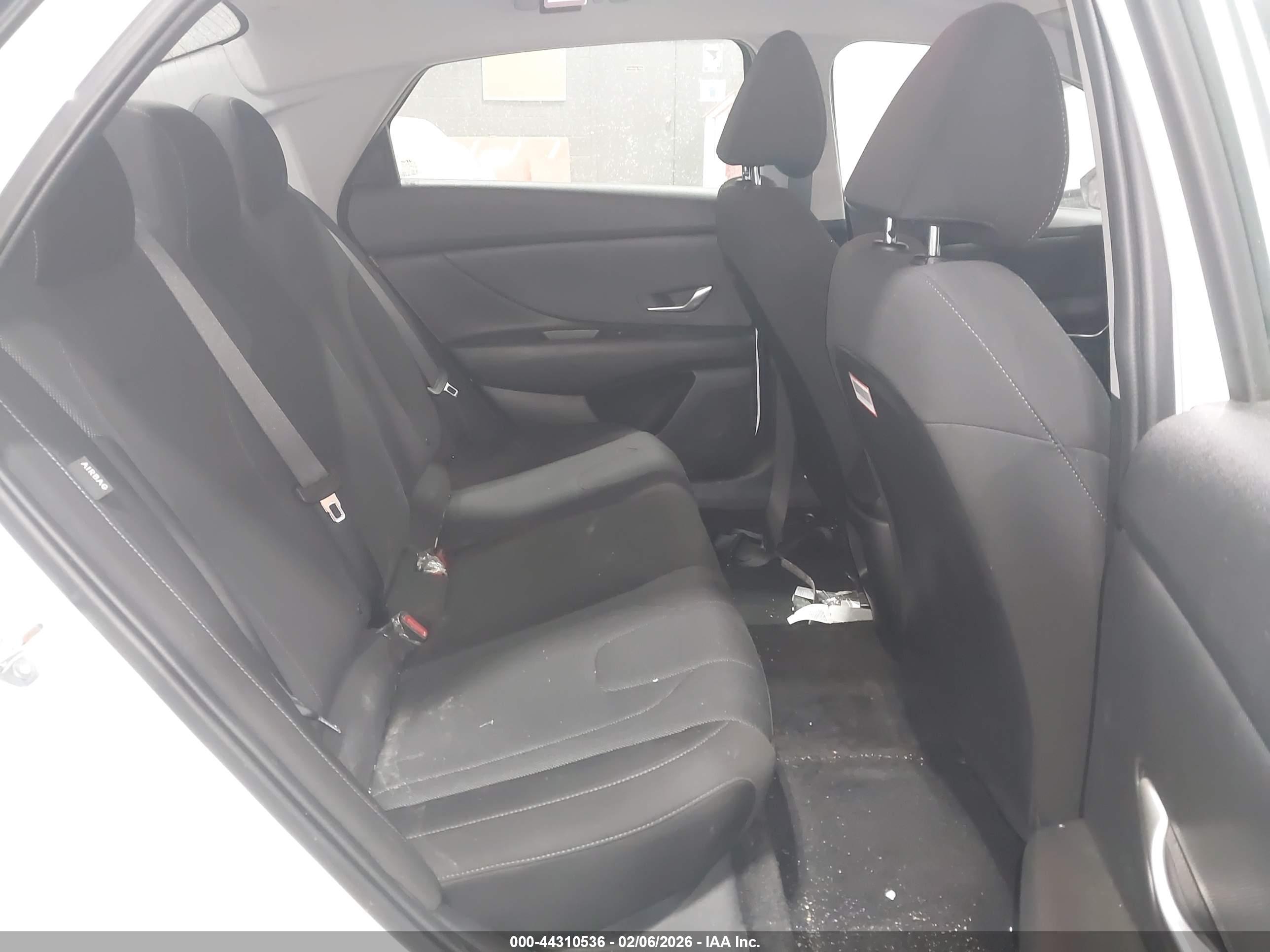 HYUNDAI ELANTRA image 8