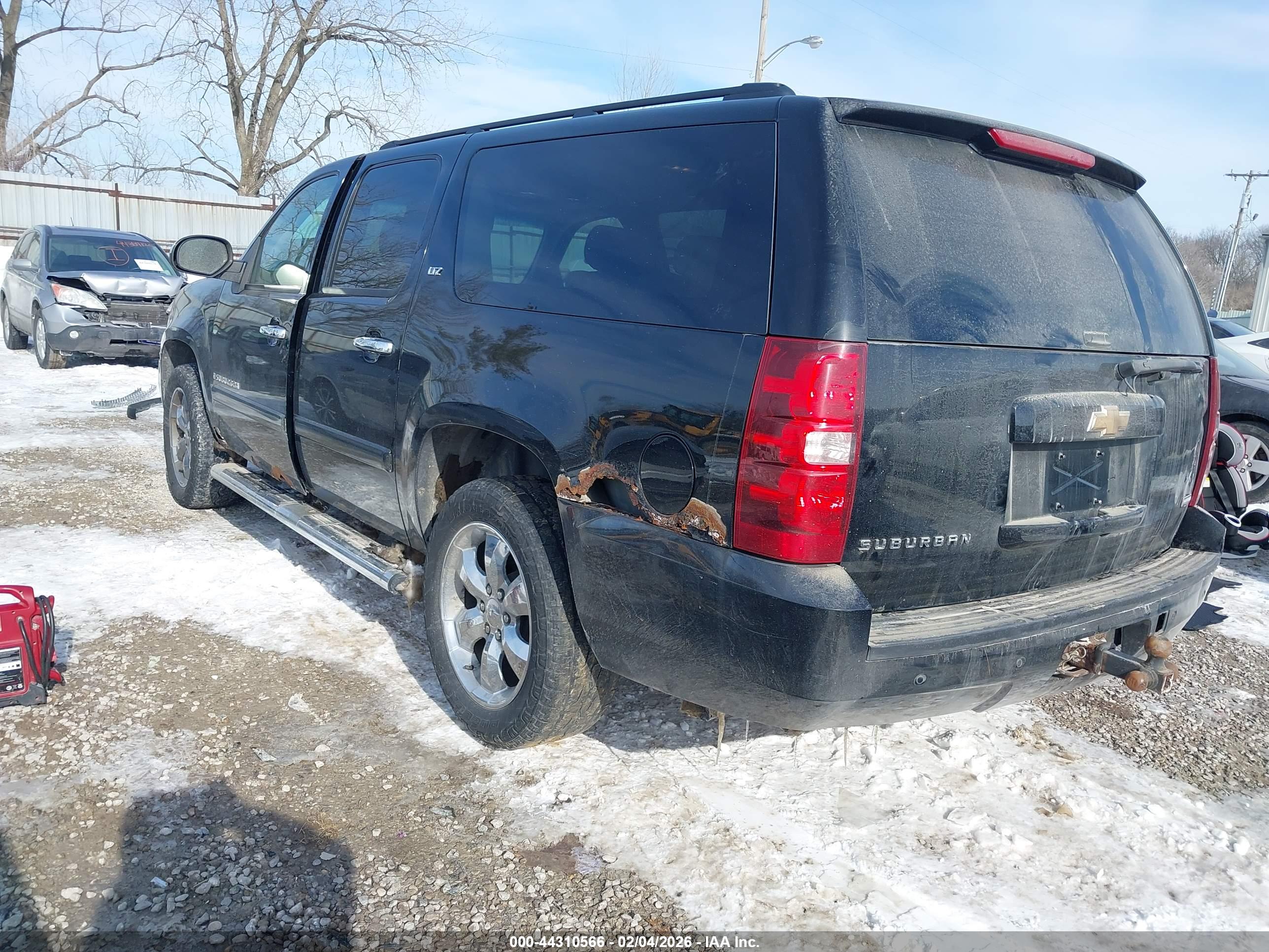 CHEVROLET SUBURBAN image 3