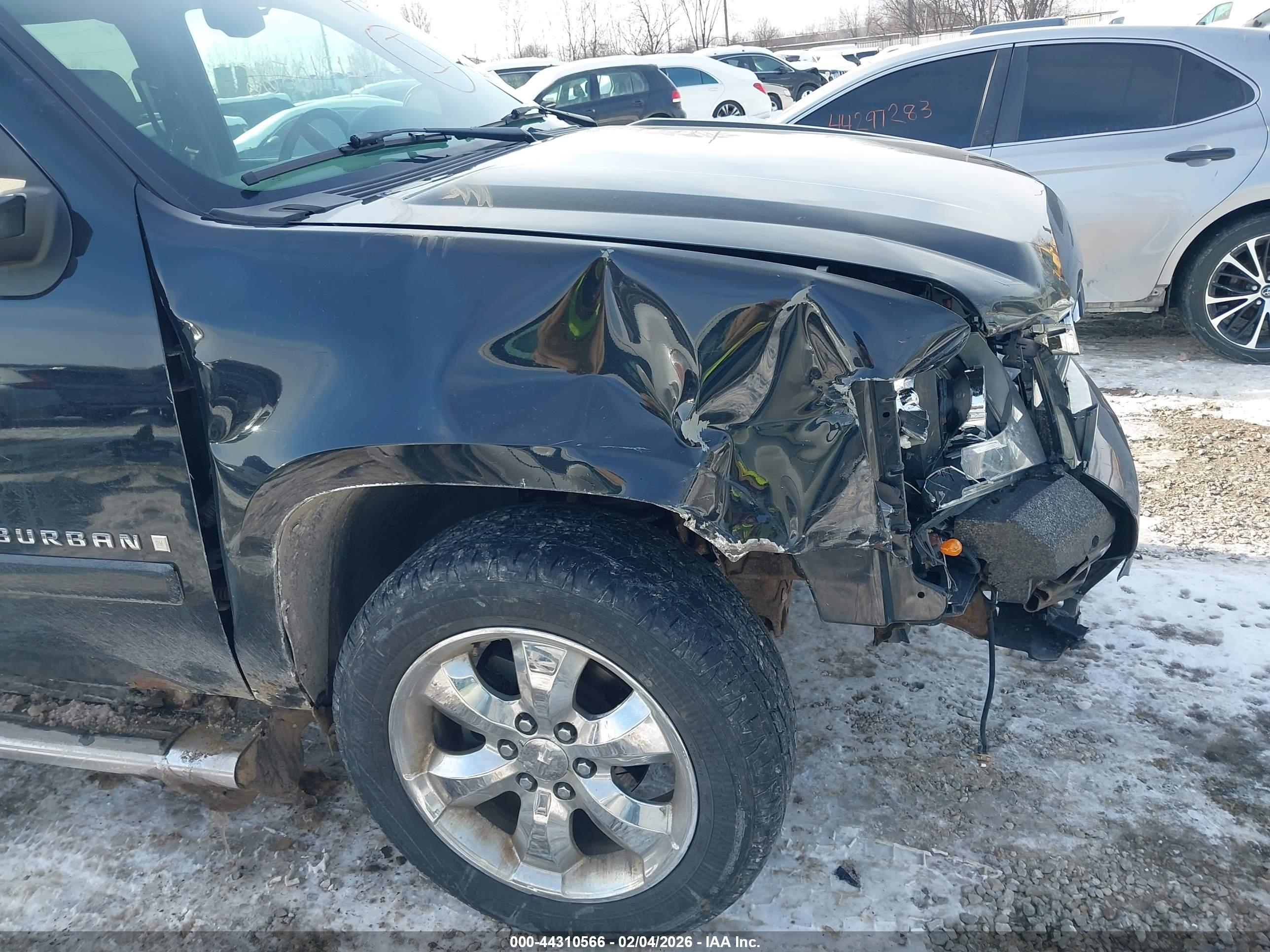 CHEVROLET SUBURBAN image 6