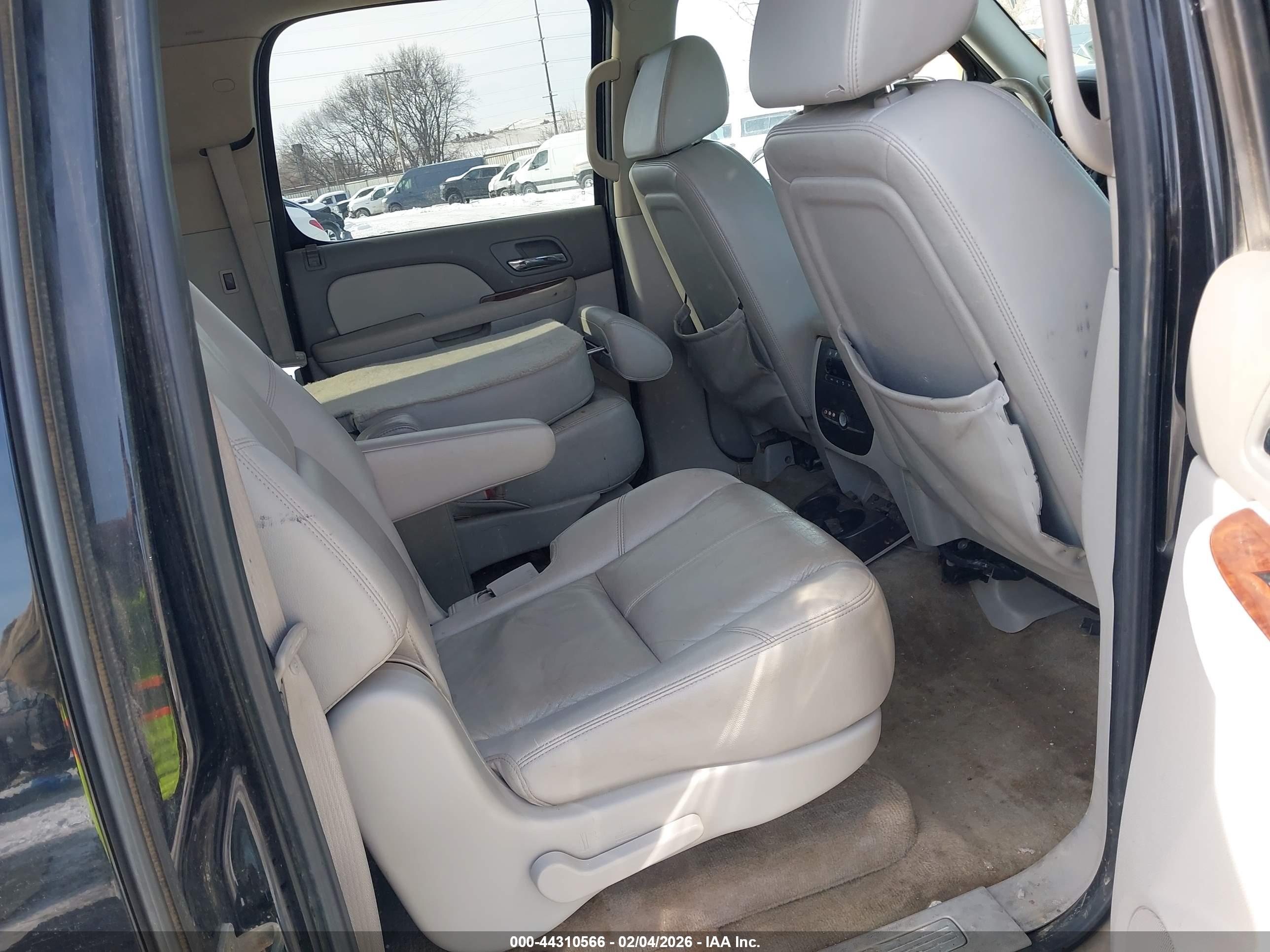 CHEVROLET SUBURBAN image 8