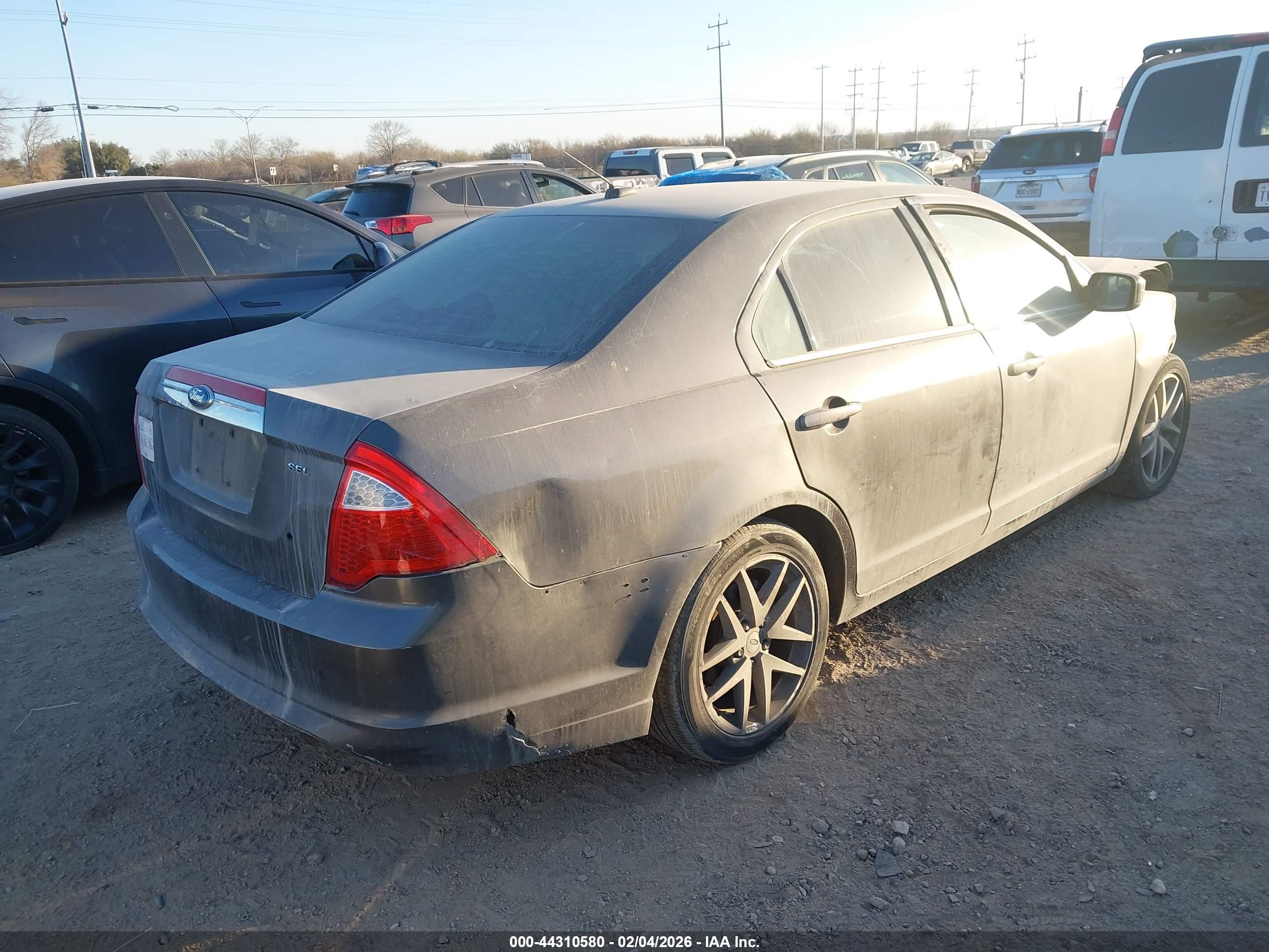 FORD FUSION image 4