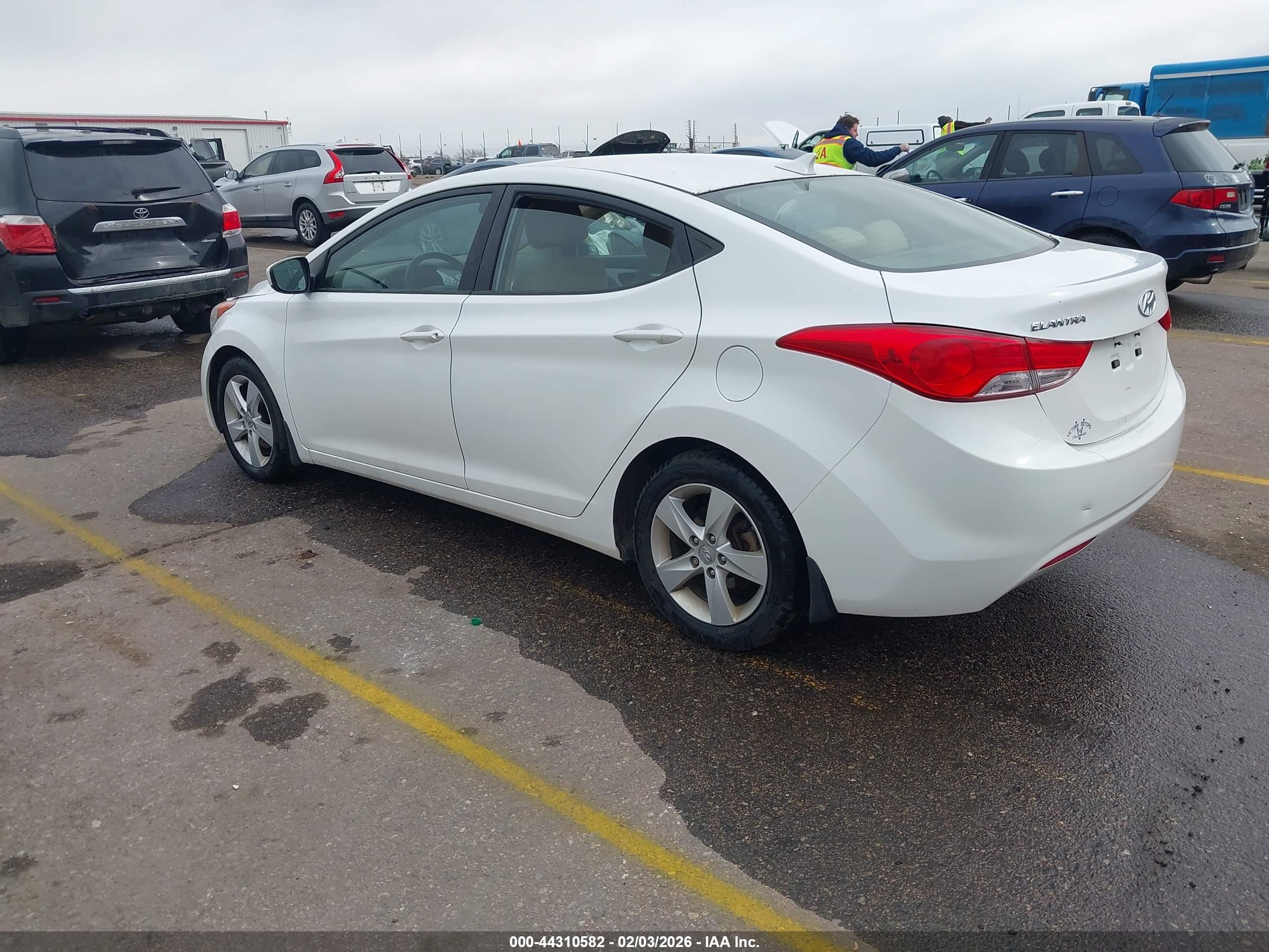 HYUNDAI ELANTRA image 3
