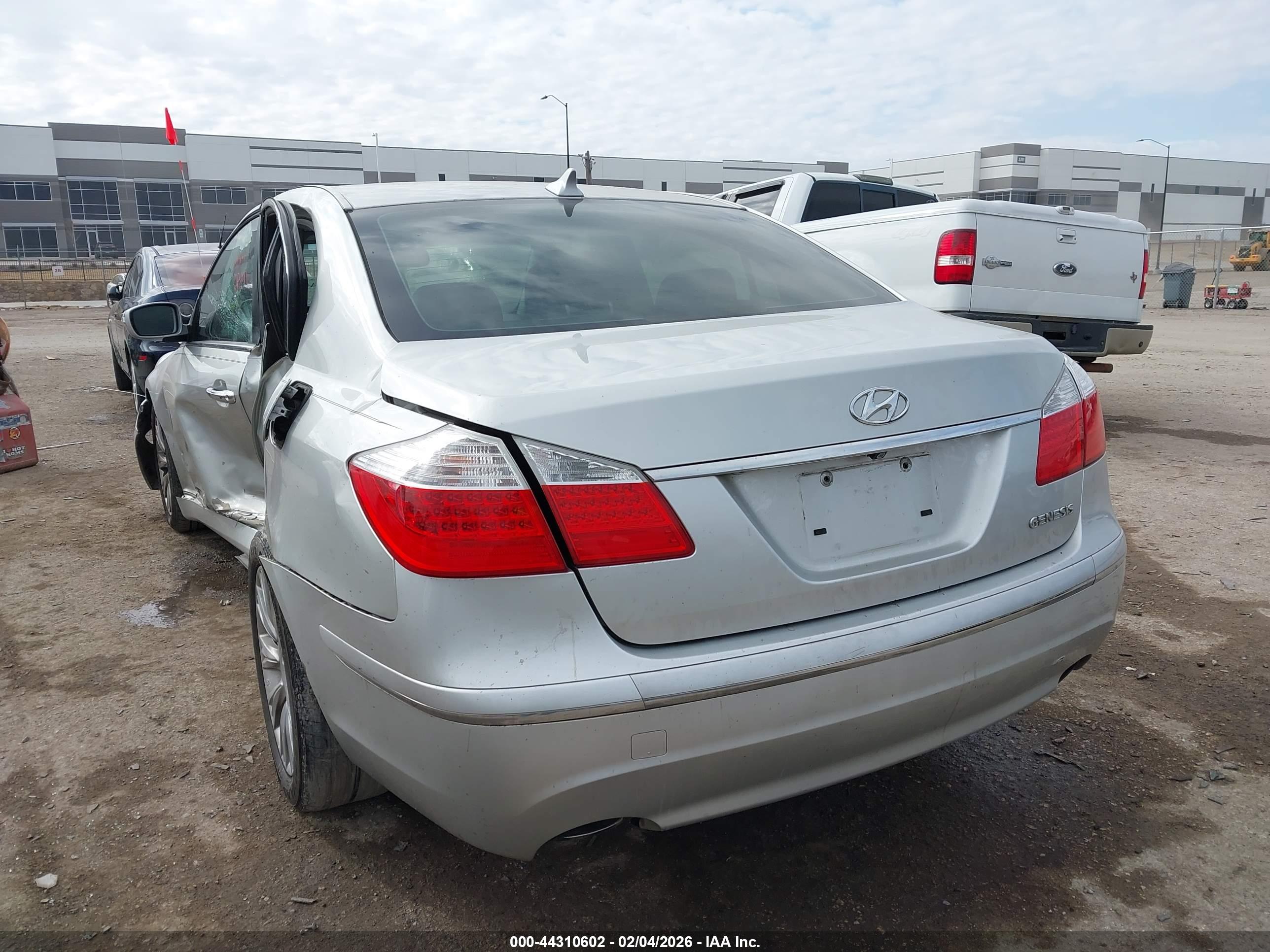 HYUNDAI GENESIS image 3