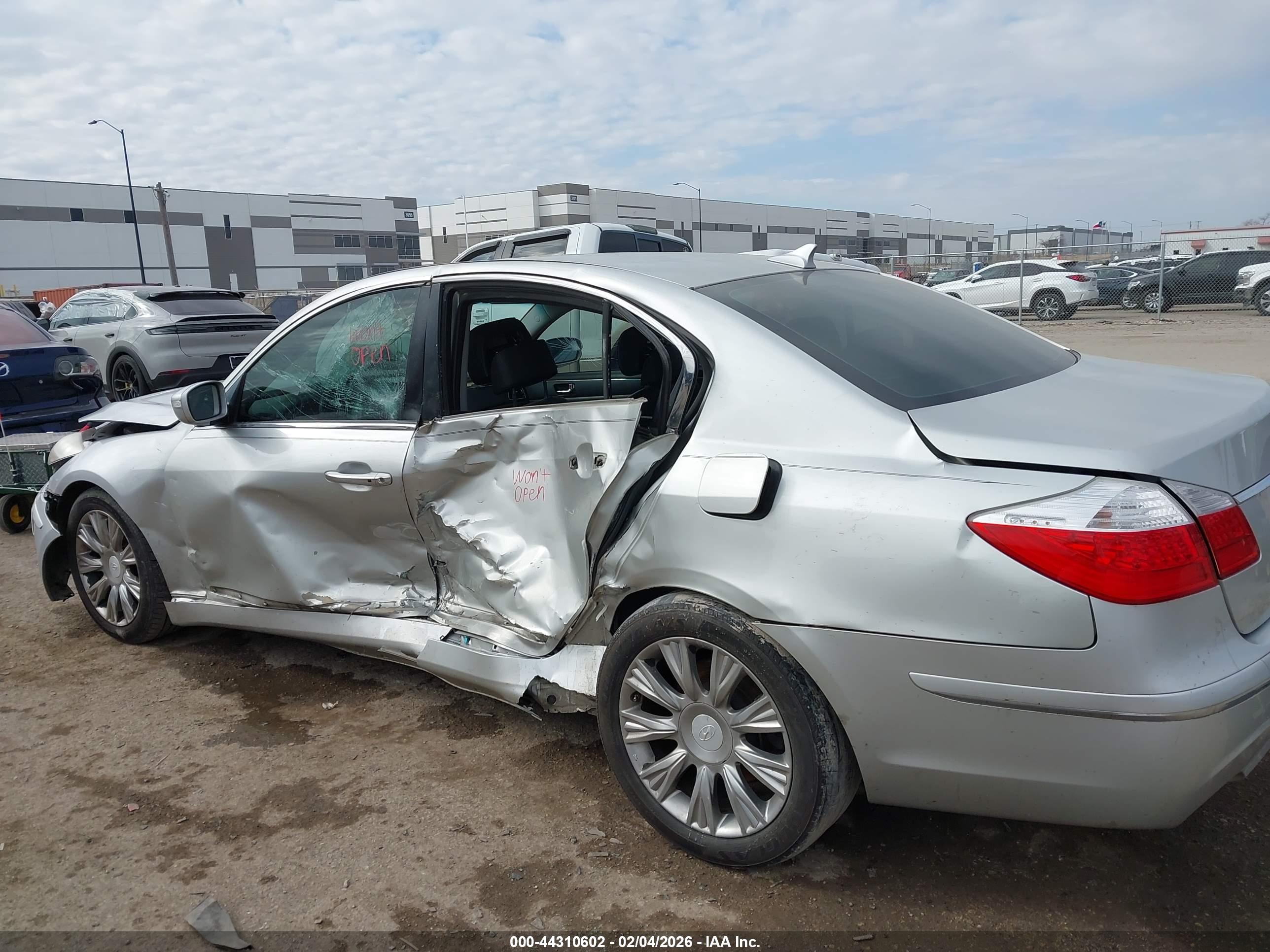 HYUNDAI GENESIS image 6