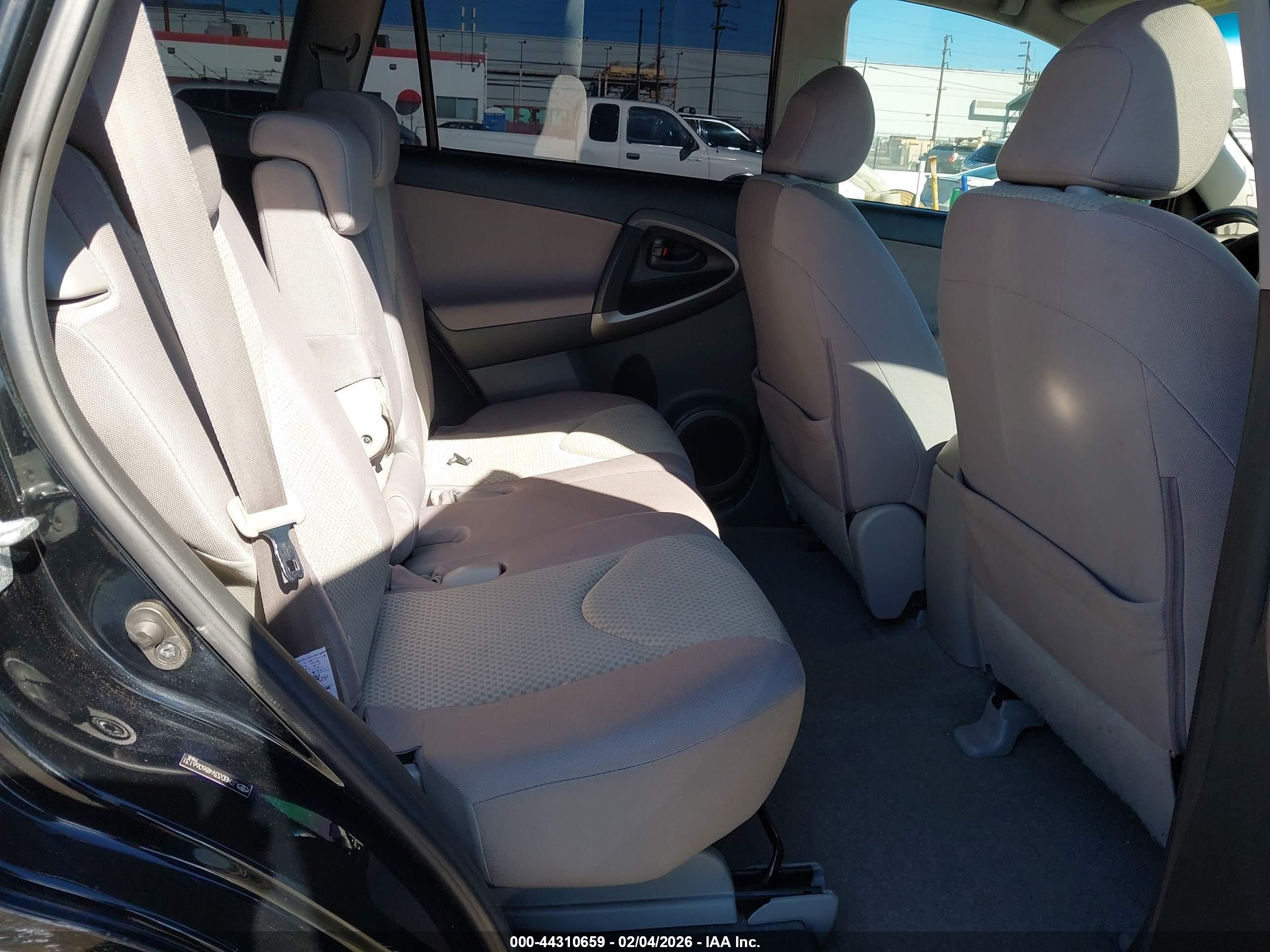 TOYOTA RAV4 image 8