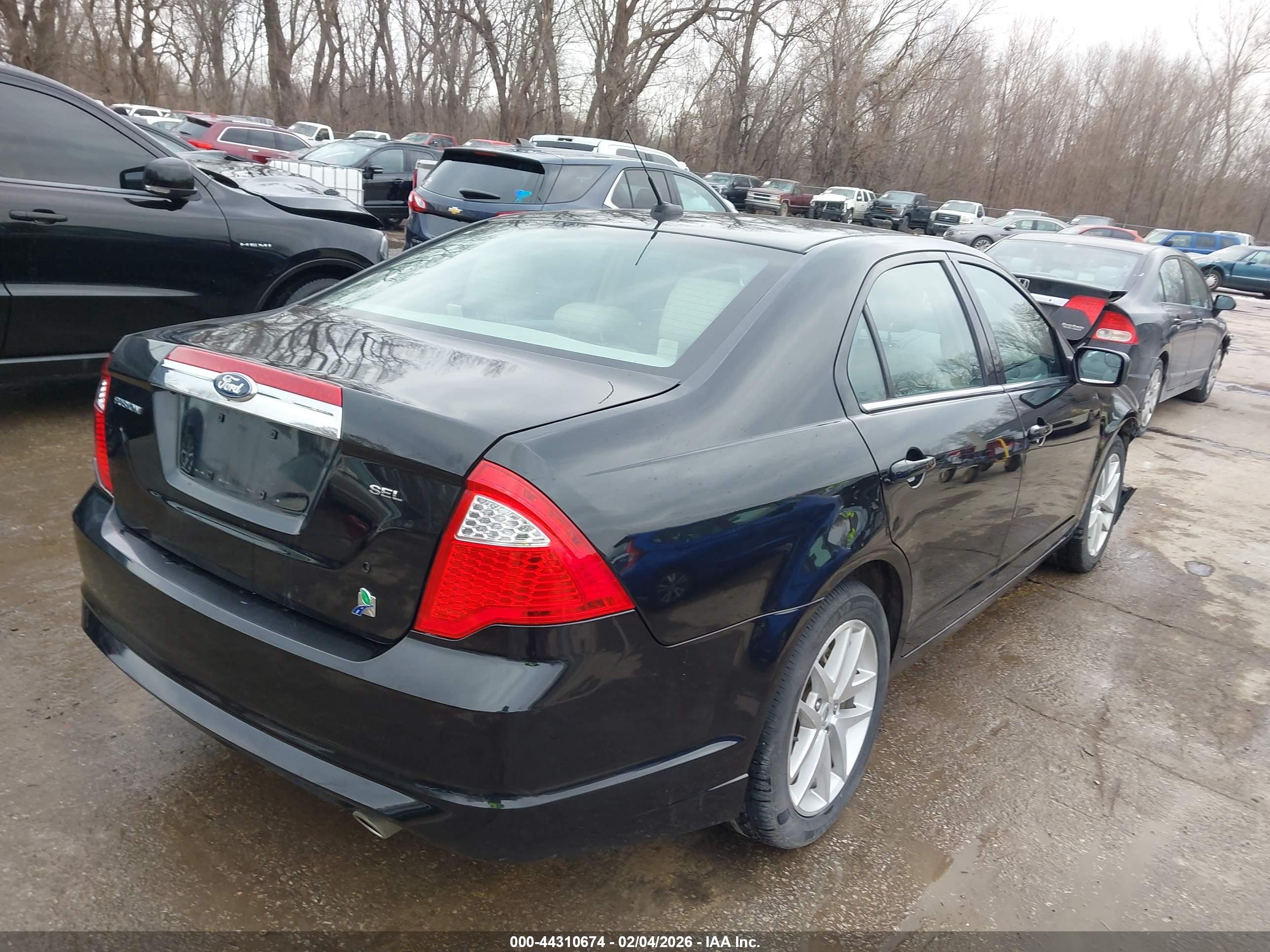 FORD FUSION image 4