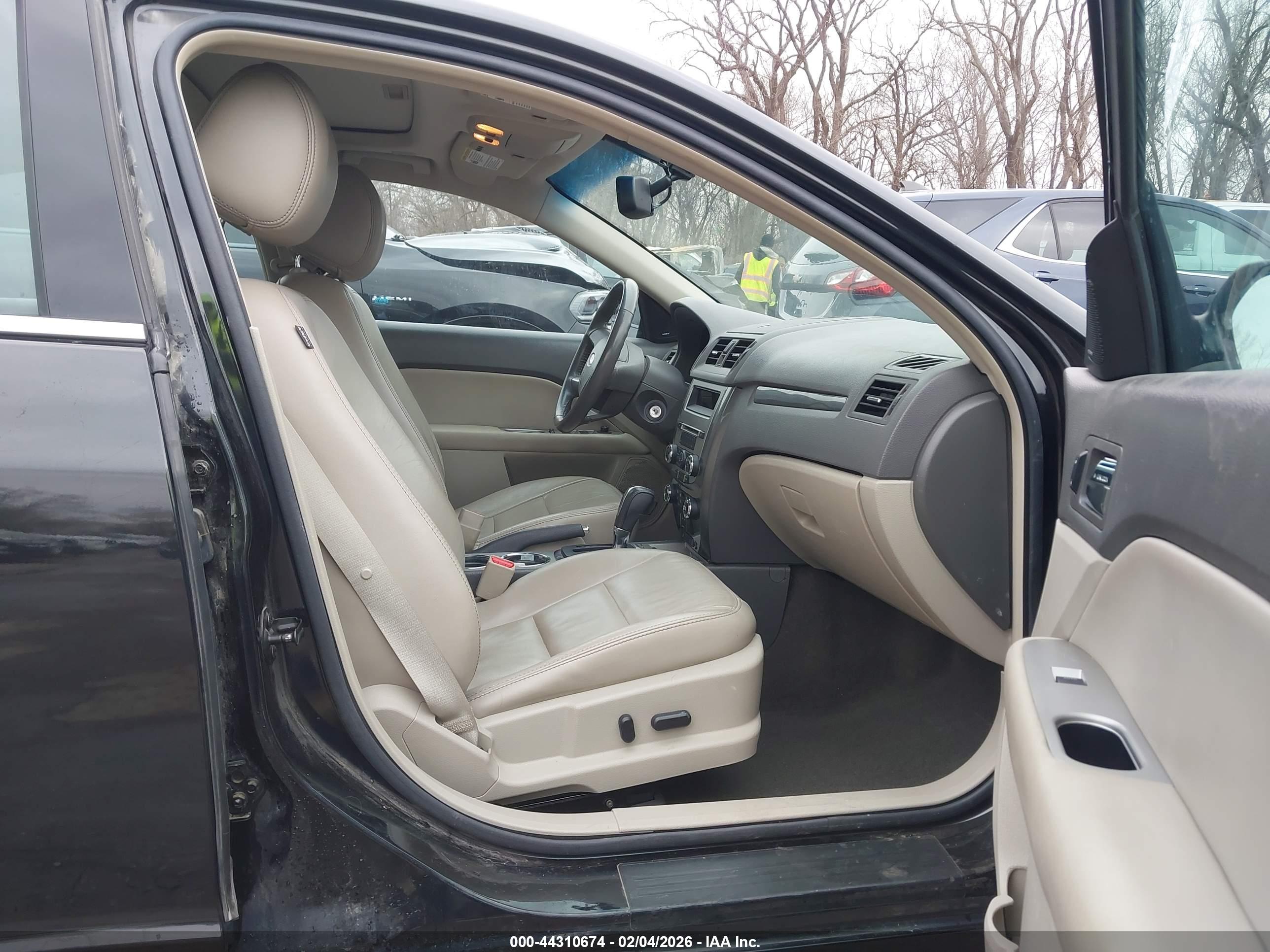 FORD FUSION image 5