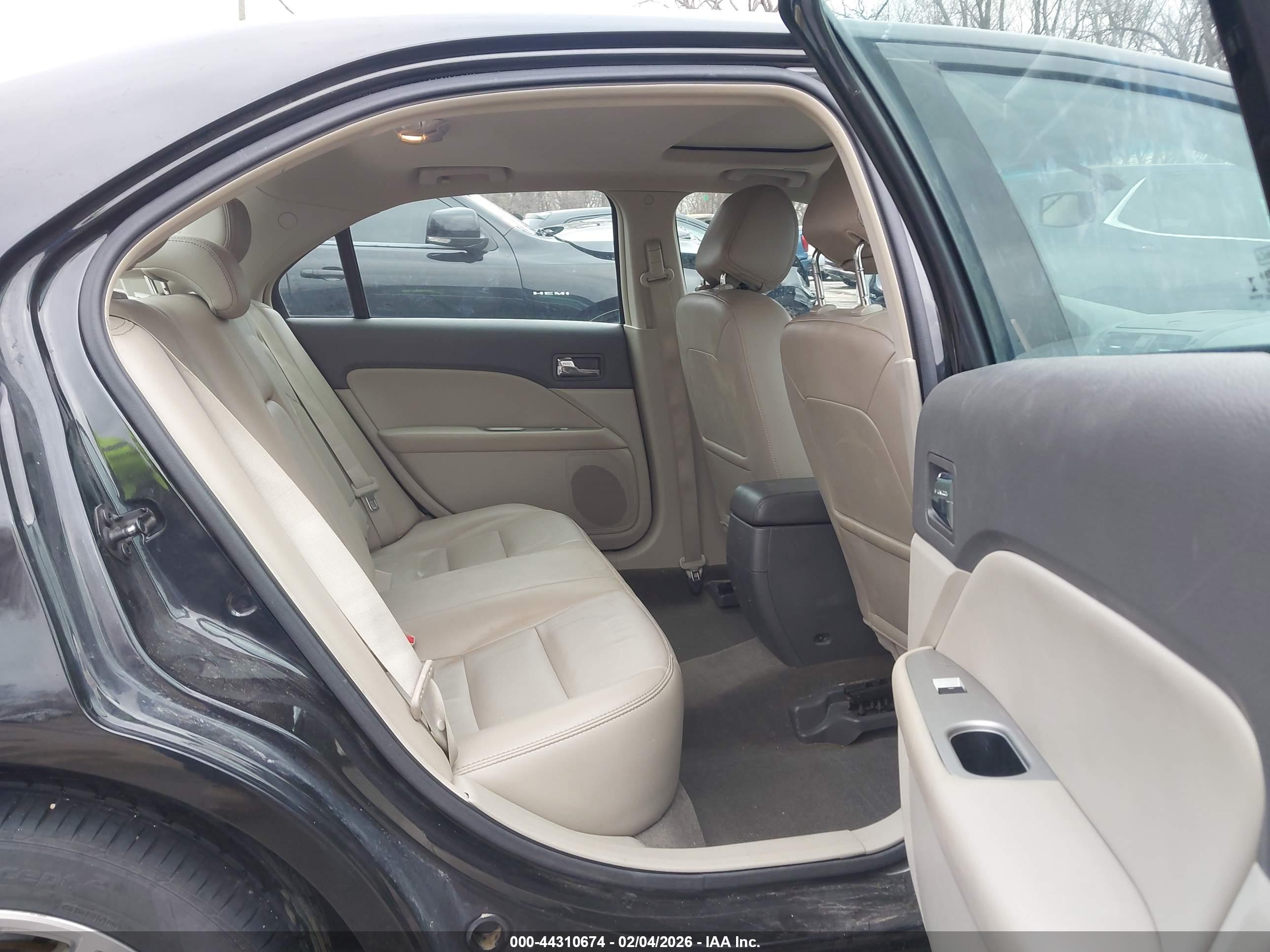 FORD FUSION image 8