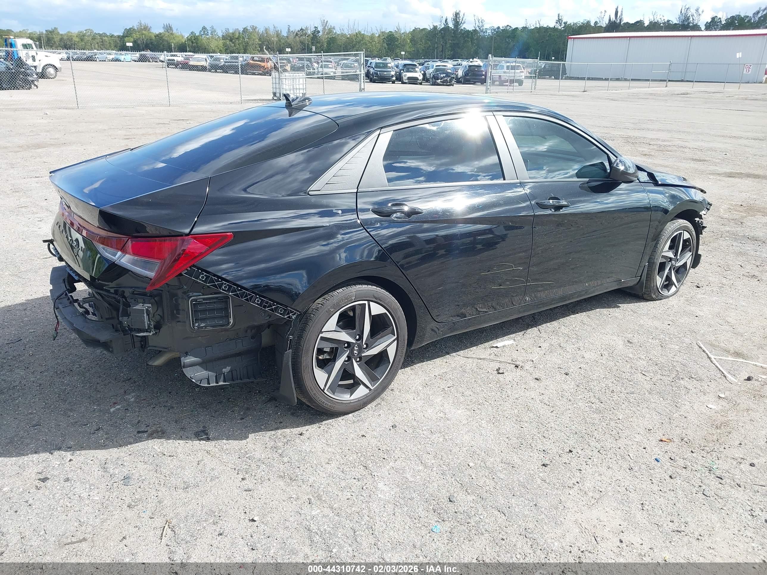 HYUNDAI ELANTRA image 4