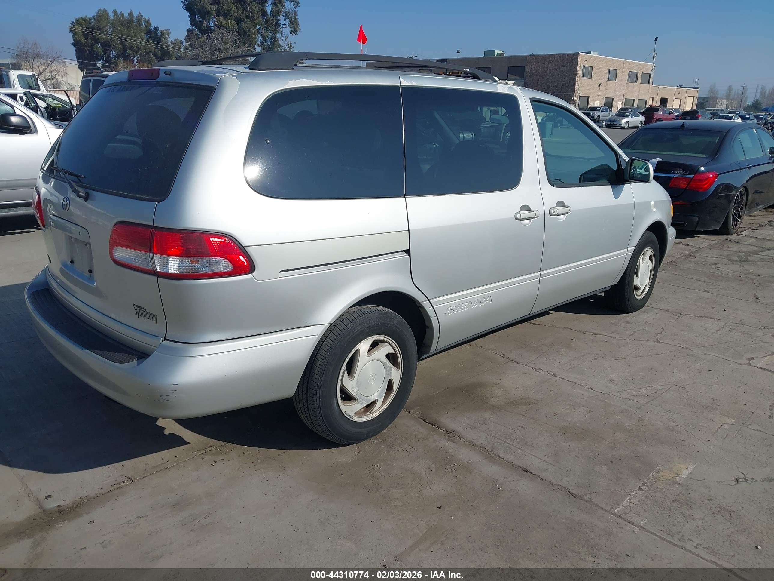 TOYOTA SIENNA image 4