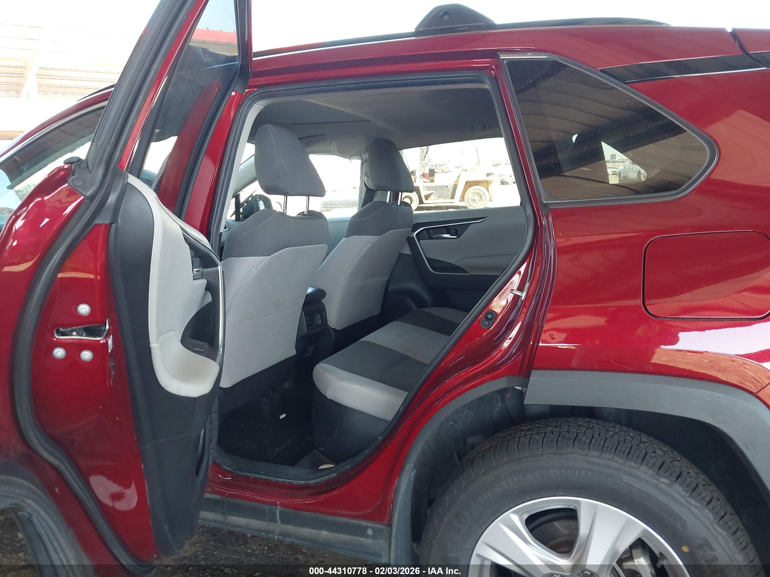 TOYOTA RAV4 image 8