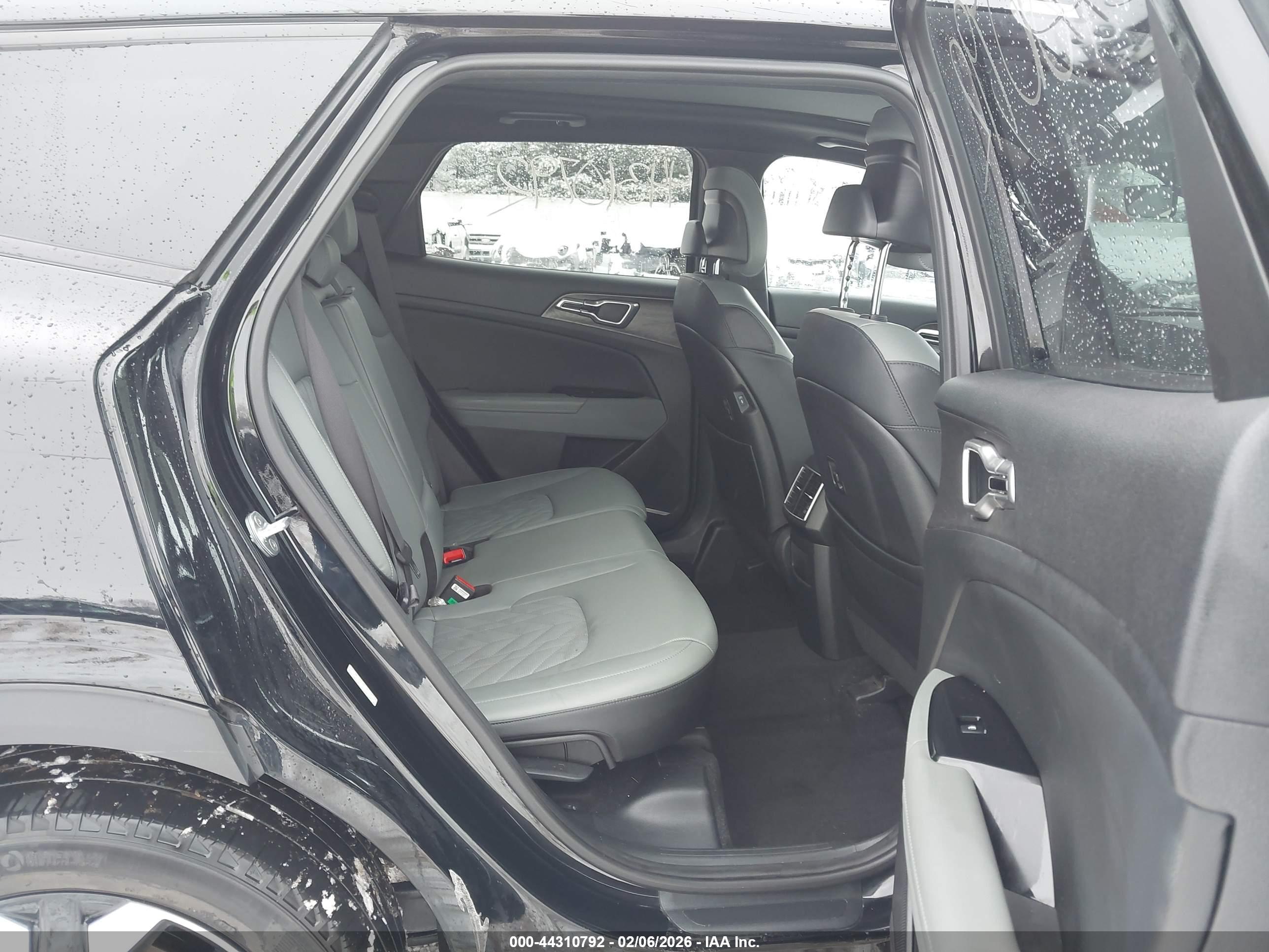 KIA SPORTAGE image 8