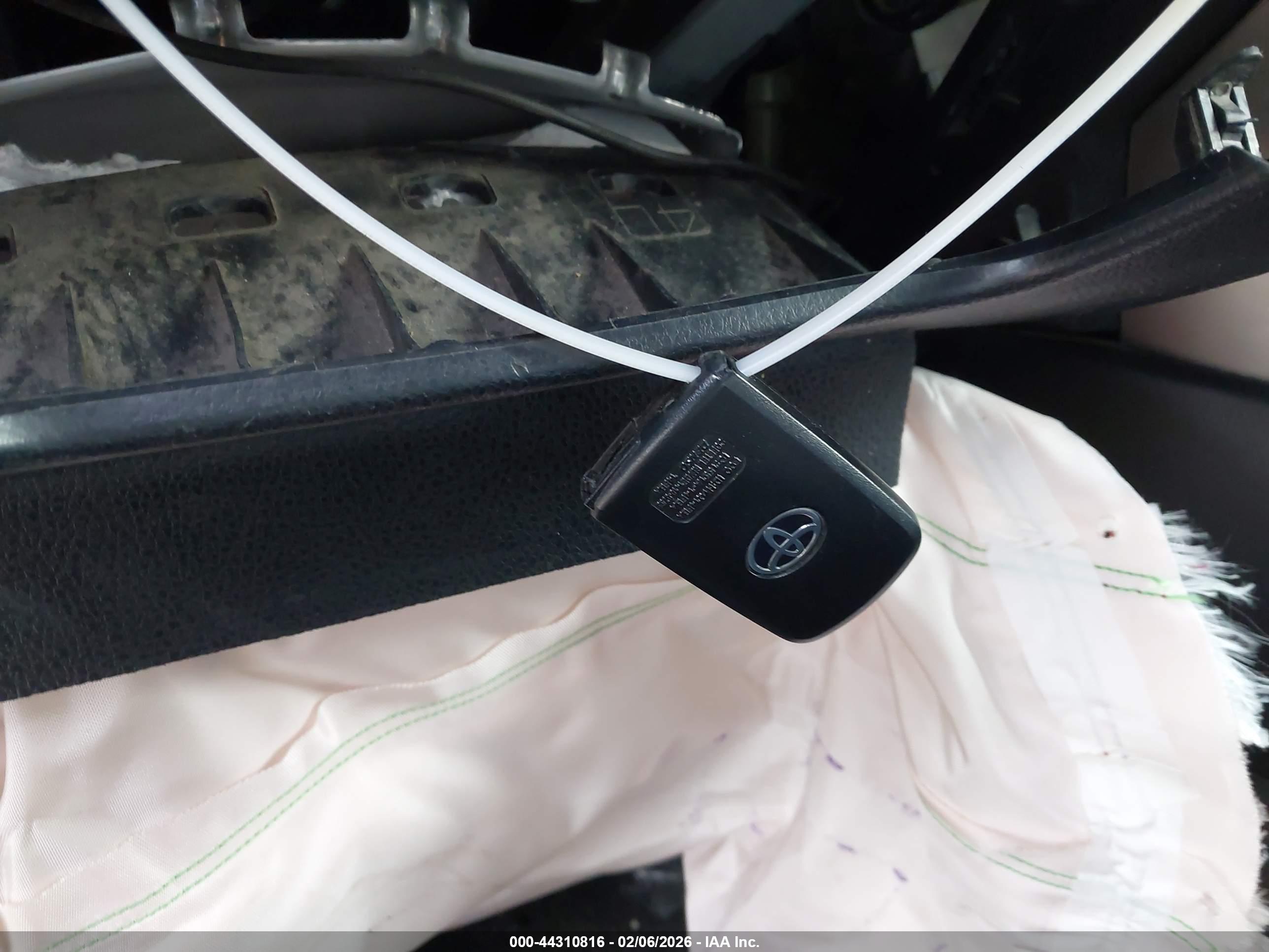 TOYOTA RAV4 image 11